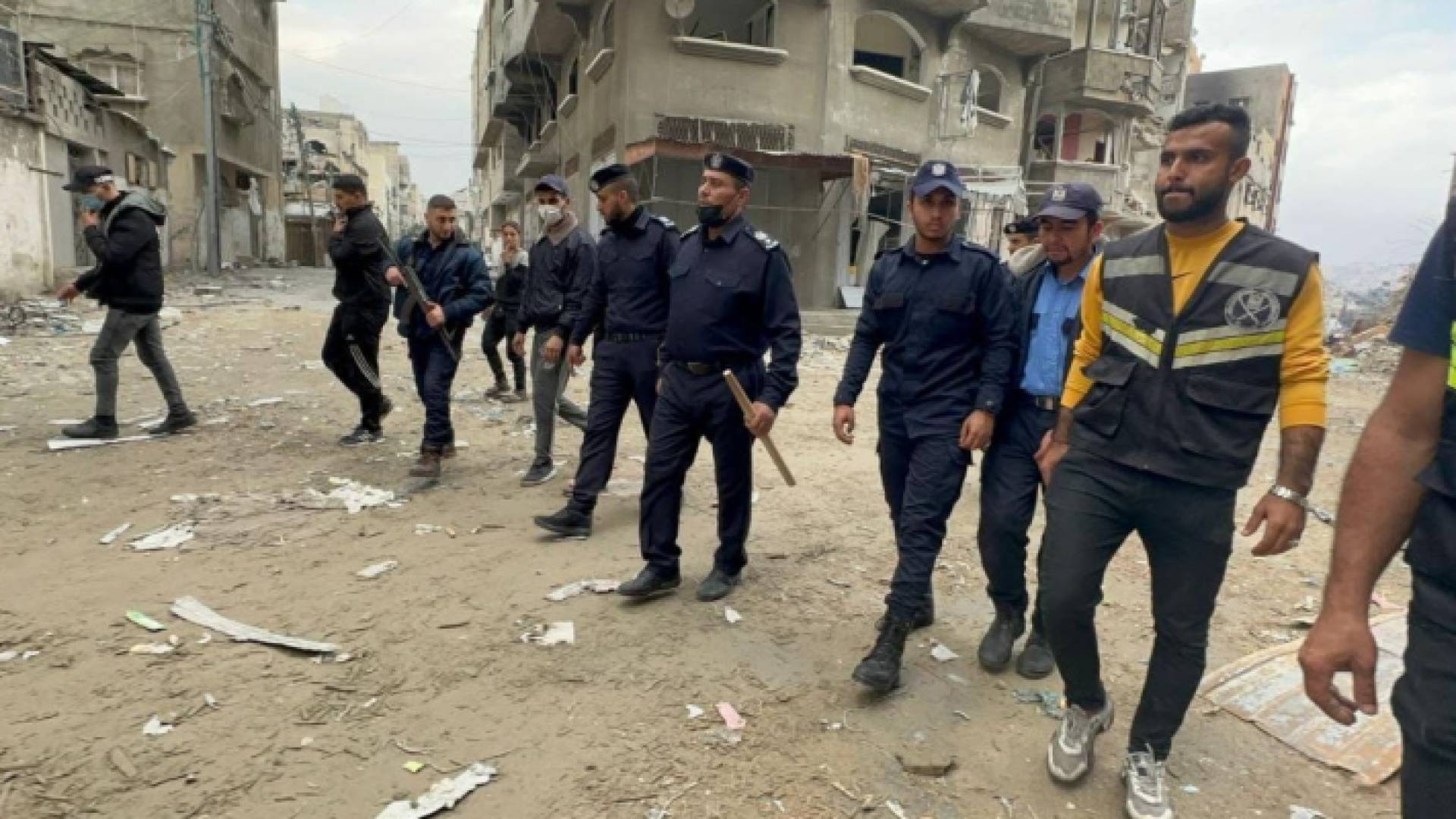 عناصر من الشرطة الفلسطينية أثناء تواجدهم في أحد شوارع غزة