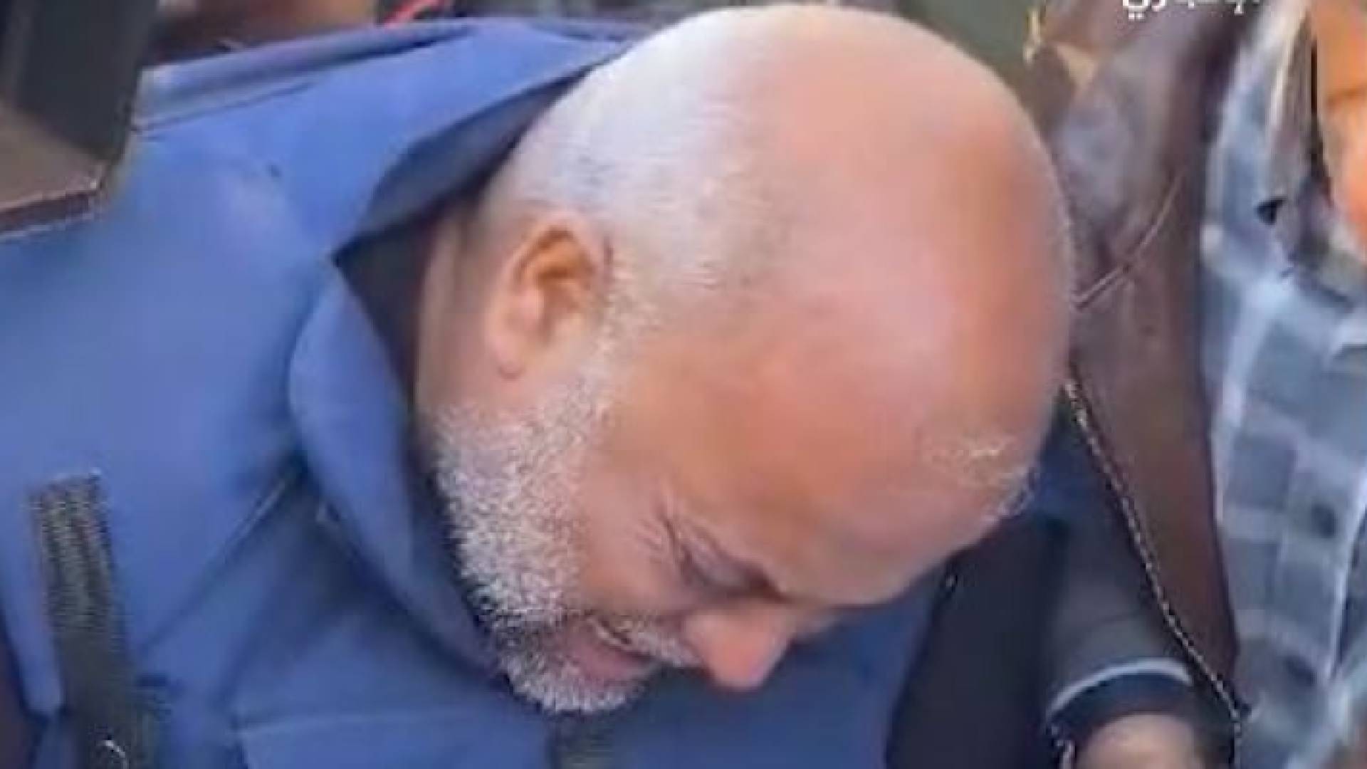 الصحفي وائل الدحدوح أثناء وداع المصور سامر أبو دقة