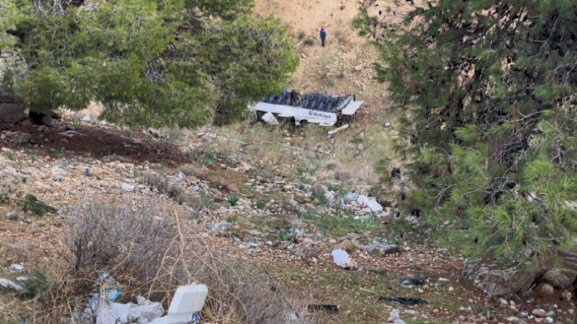 حافلة النقل التي تدهورت على طريق سلحوب