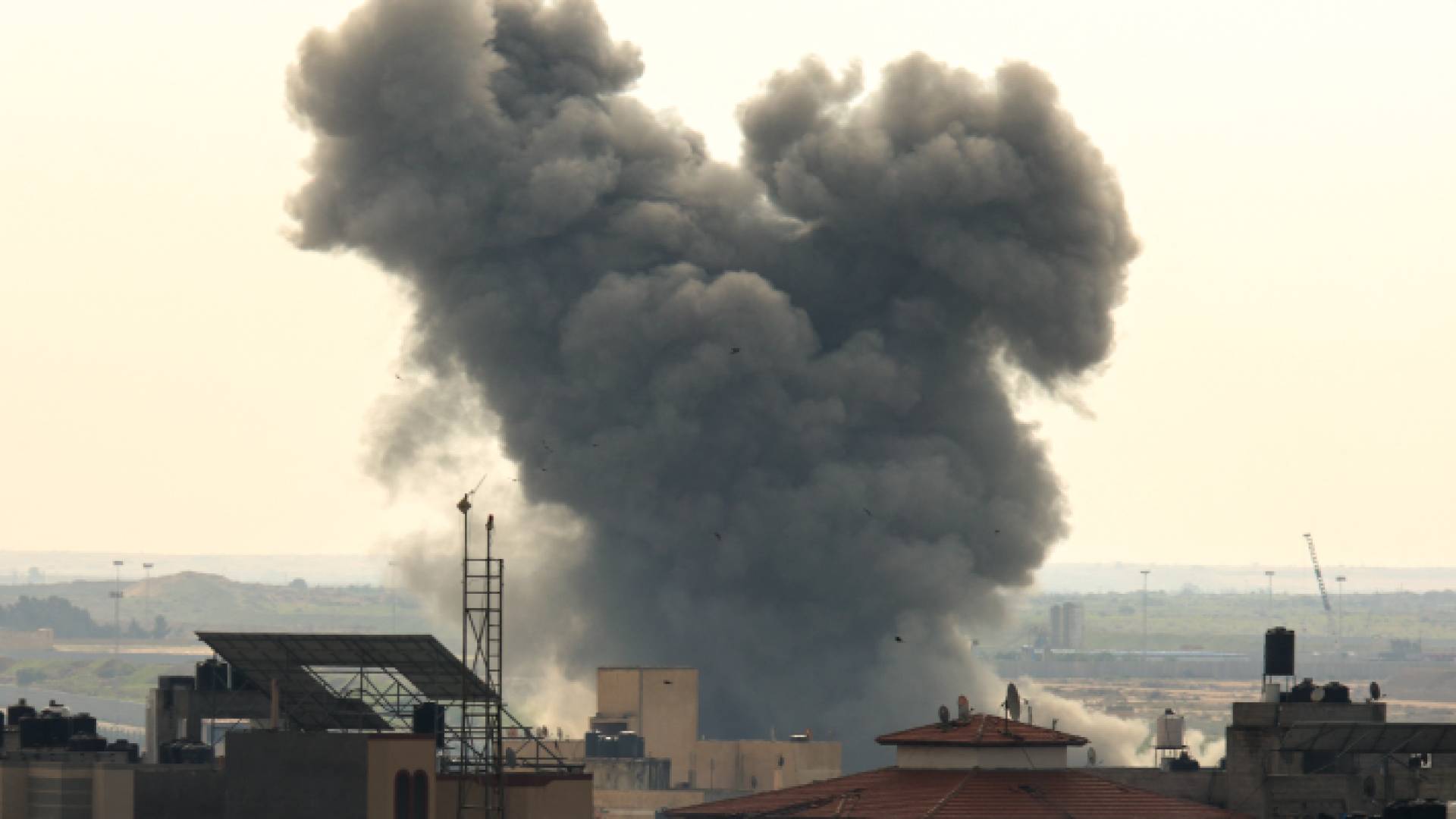 أعمدة دخان تتصاعد بعد قصف الاحتلال الإسرائيلي في قطاع غزة