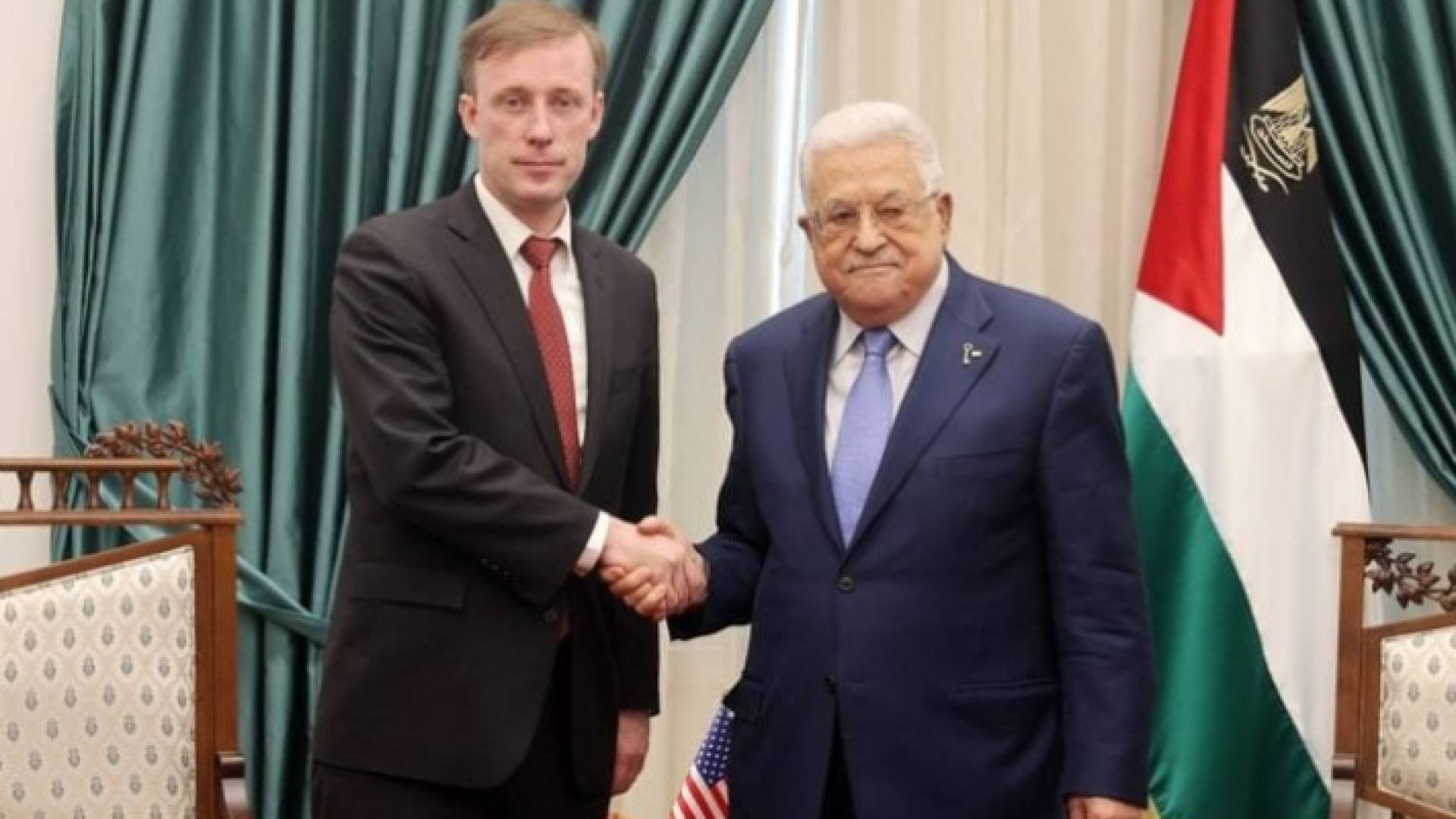 صورة تجمع الرئيس الفلسطيني محمود عباس ومستشار الامن القومي الامريكي جاك سوليفان