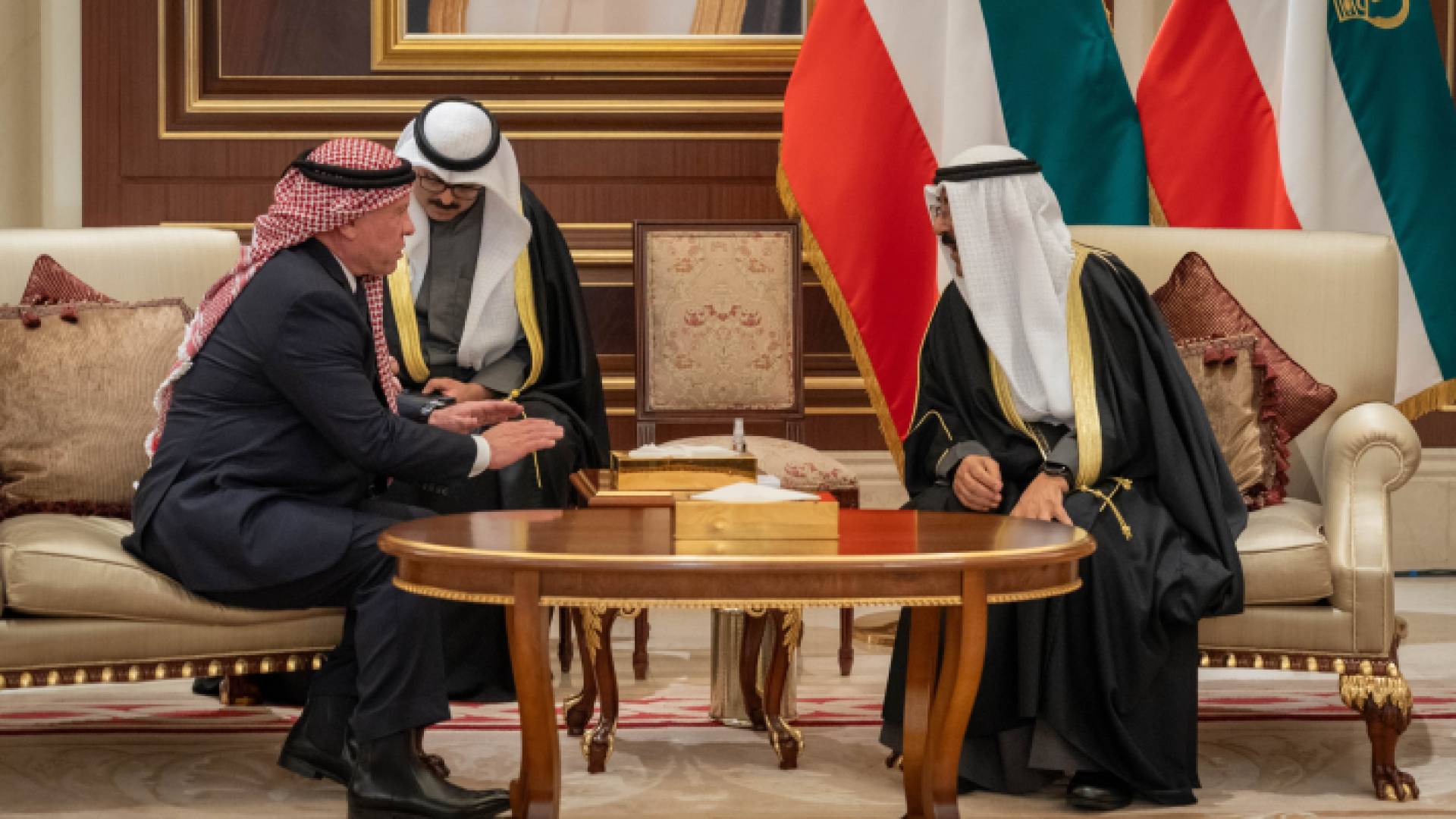 جلالة الملك يقدم في الكويت العزاء إلى سمو الشيخ مشعل الأحمد الجابر الصباح