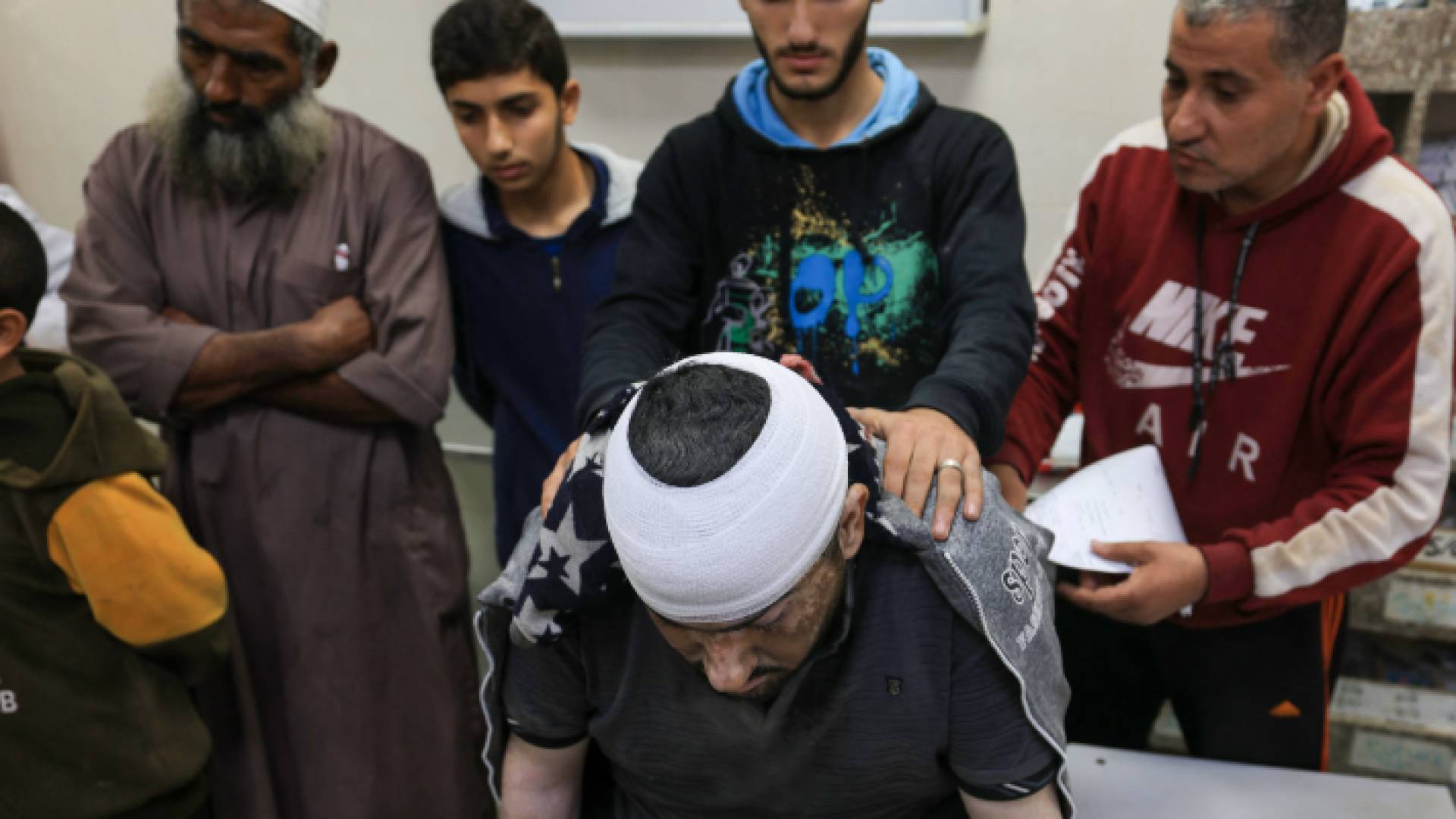 أحد المصابين في مستشفيات غزة