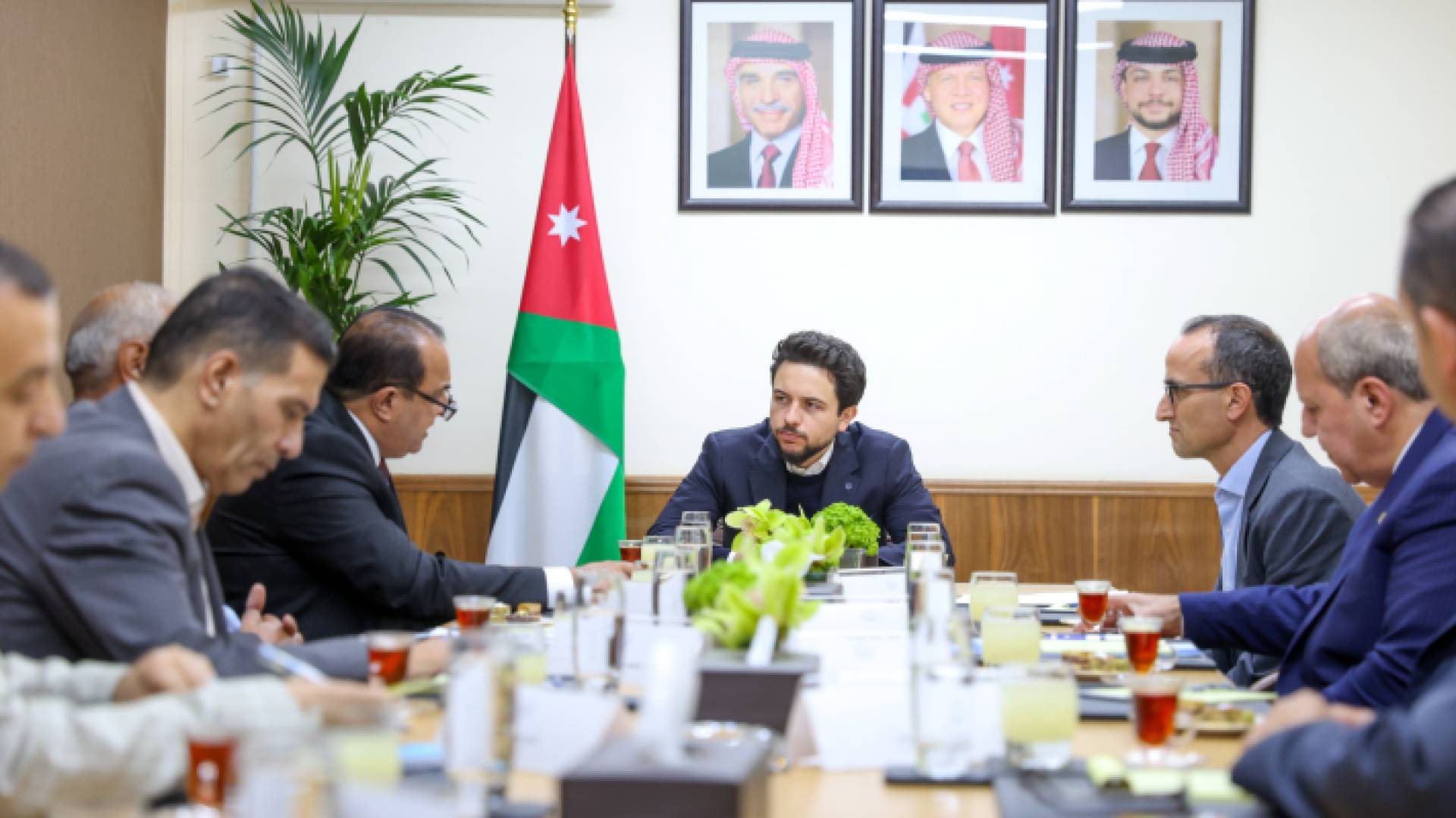 سمو الأمير الحسين بن عبدالله الثاني ولي العهد خلال اجتماعه في دار محافظة الطفيلة