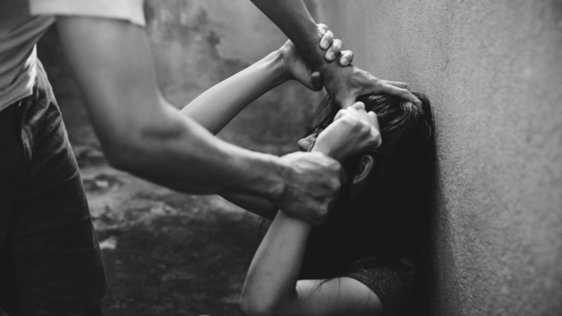 صورة تعبيرية لشخص يعتدي على سيدة