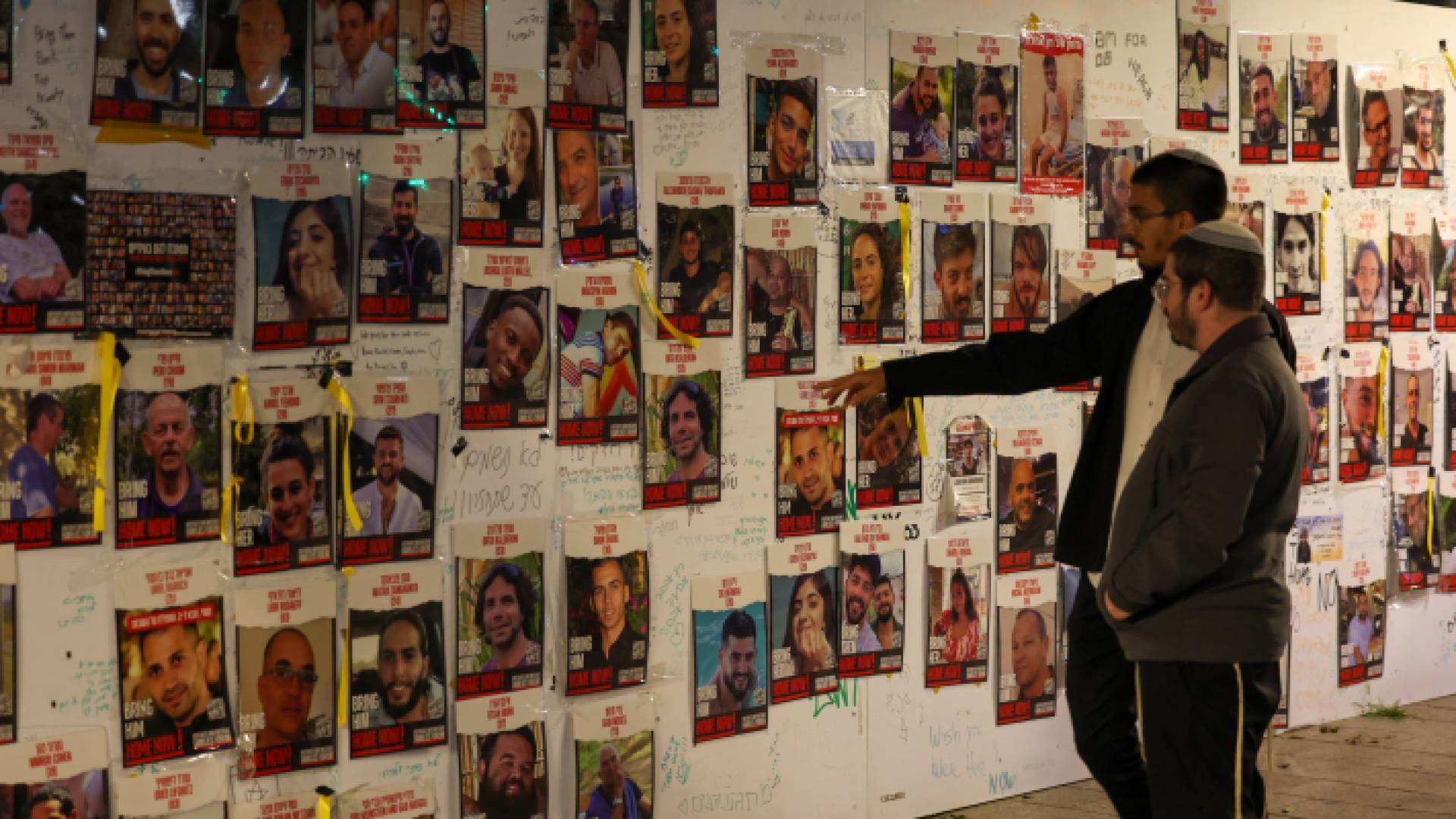جدار في تل أبيب يحمل صور محتجزين في قطاع غزة لدى حماس
