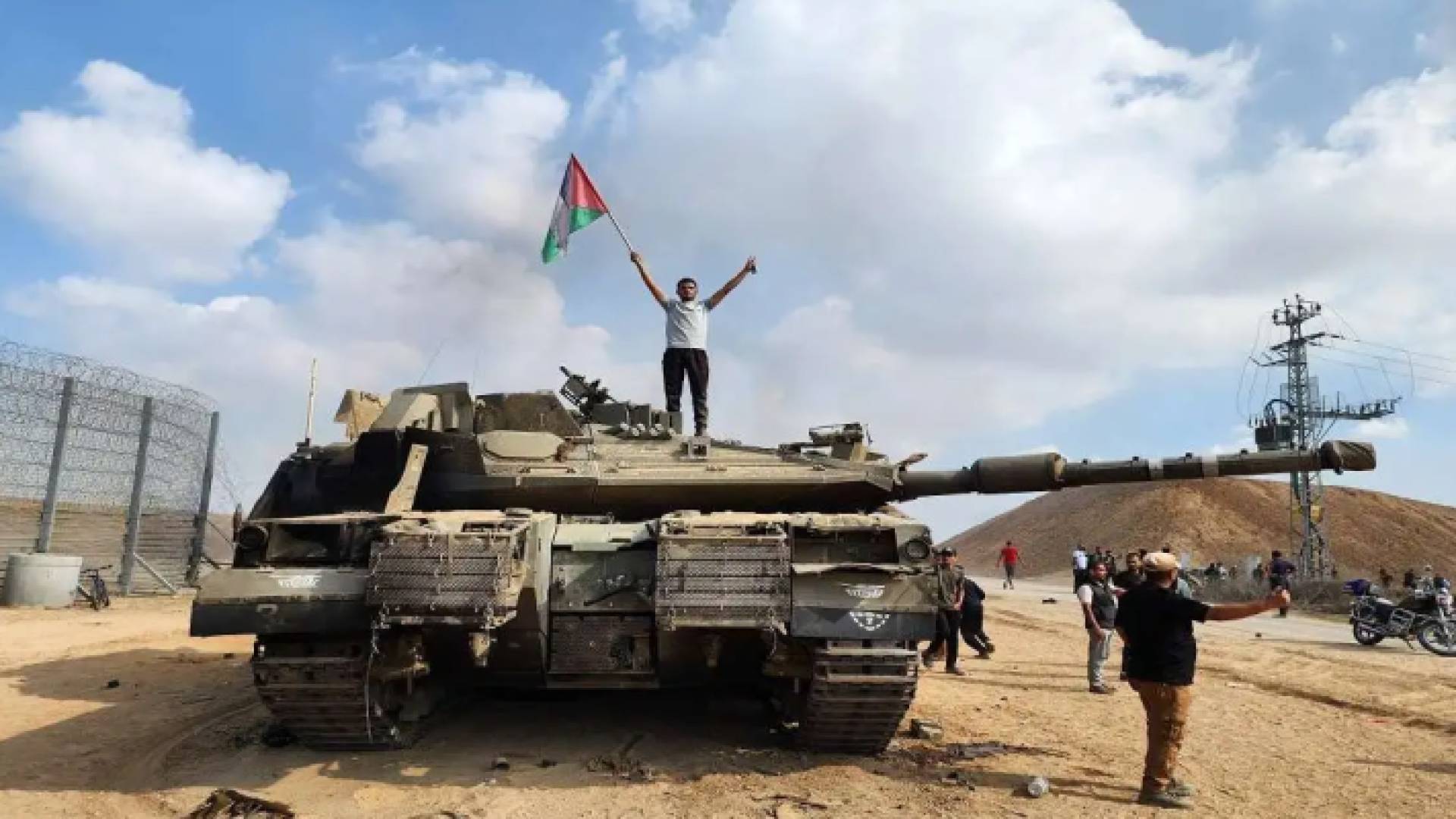 رفع علم فلسطين فوق دبابة للاحتلال خلال طوفان الأقصى