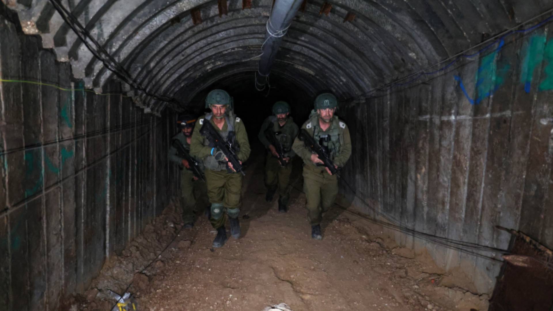 جنود من جيش الاحتلال داخل أحد الأنفاق التي يزعم العثور عليها بشمال غزة