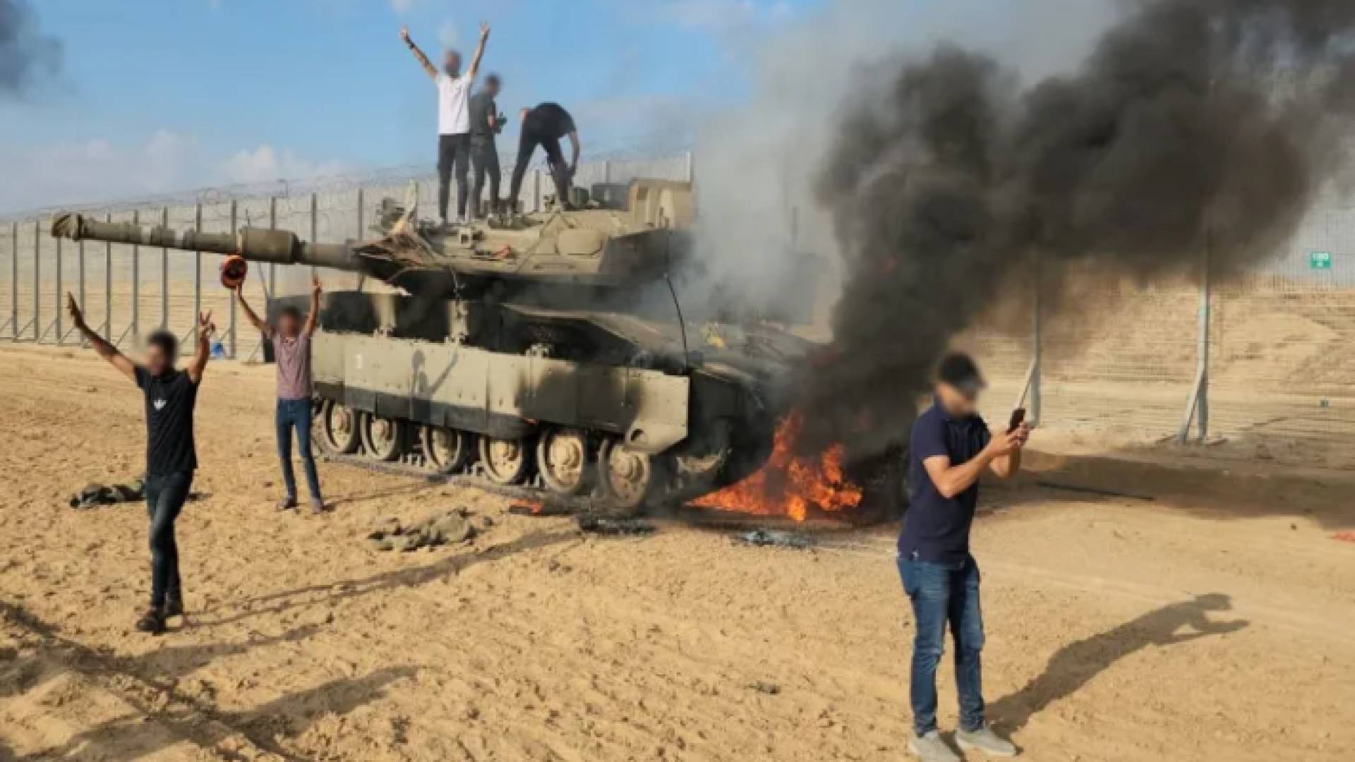 فلسطينيون يحتفلون بعد تدمير المقاومة دبابة للاحتلال الإسرائيلي في قطاع غزة