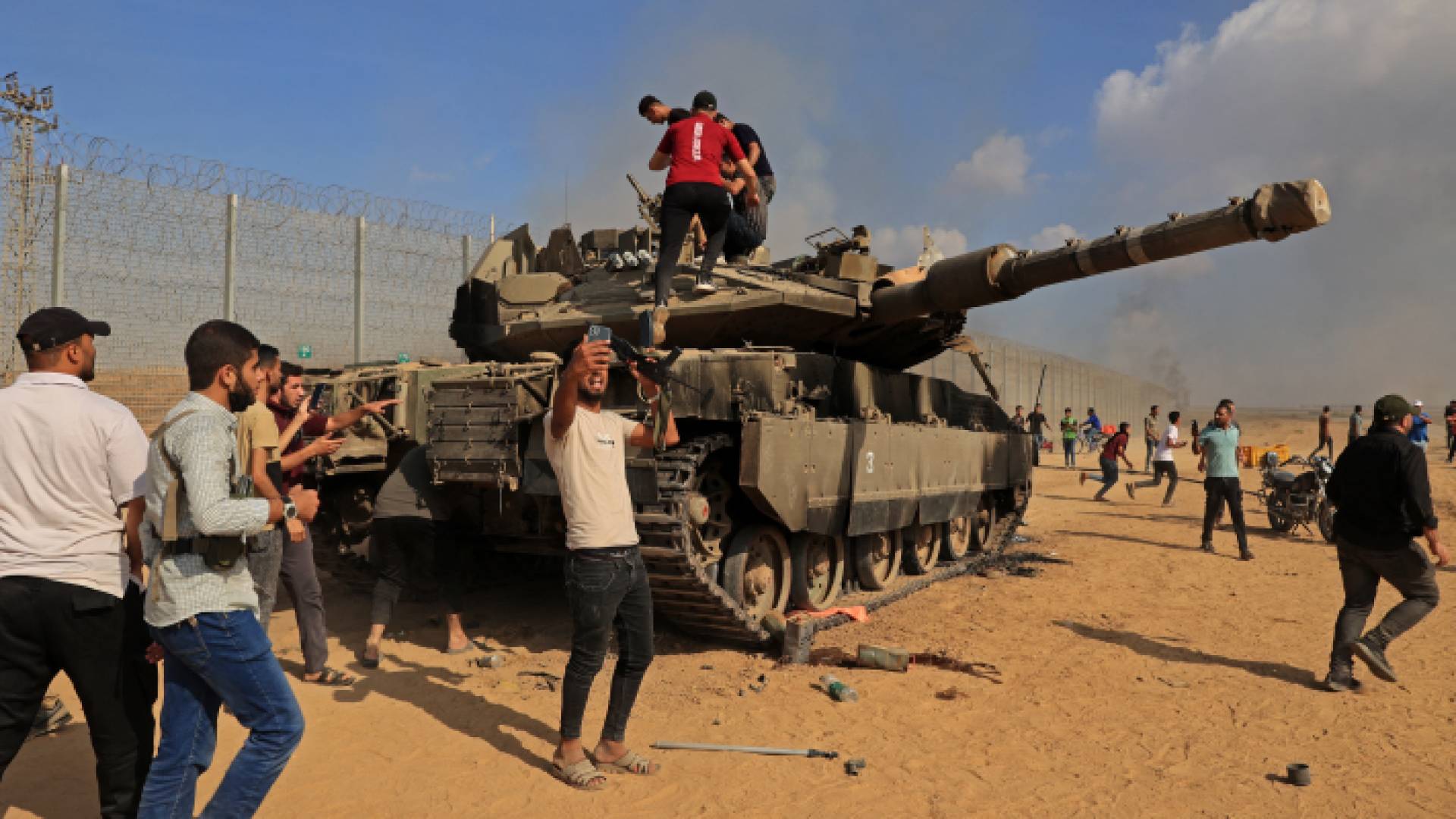 فلسطينيون يحتفلون بعد تدمير المقاومة دبابة للاحتلال الإسرائيلي في قطاع غزة