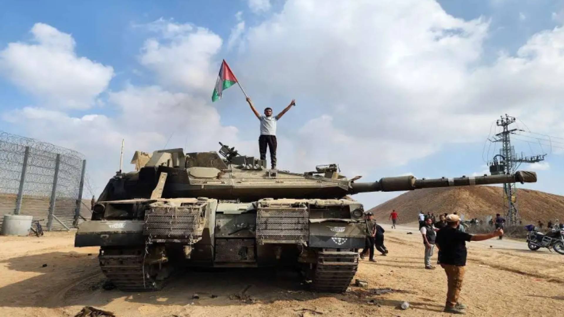 رفع علم فلسطين فوق دبابة للاحتلال