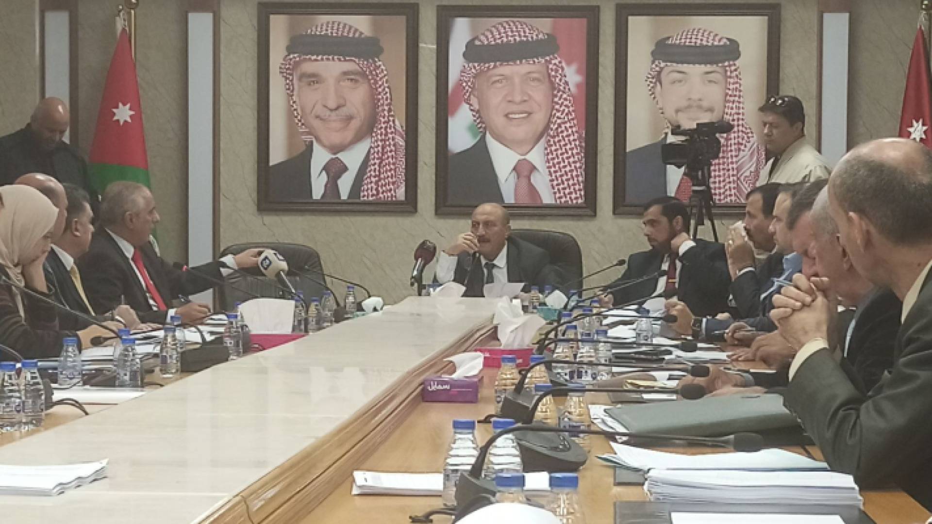 الصورة خلال اجتماع اللجنة