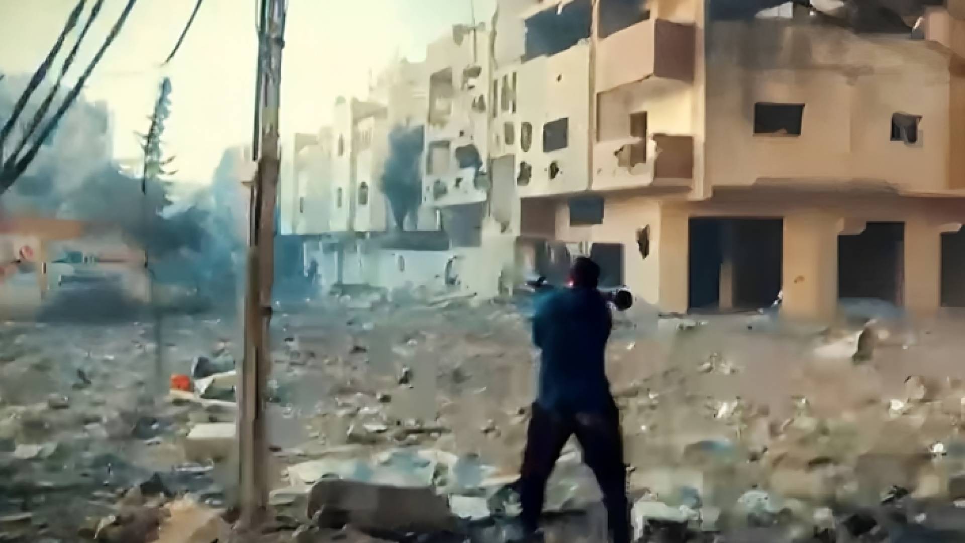 صورة مأخوذة من فيديو يظهر أحد أفراد المقاومة