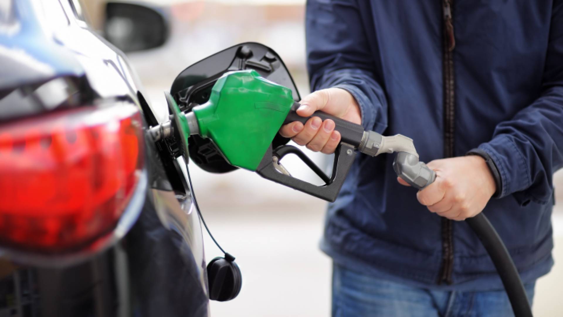 شخص يقوم بتزويد مركبة بالوقود