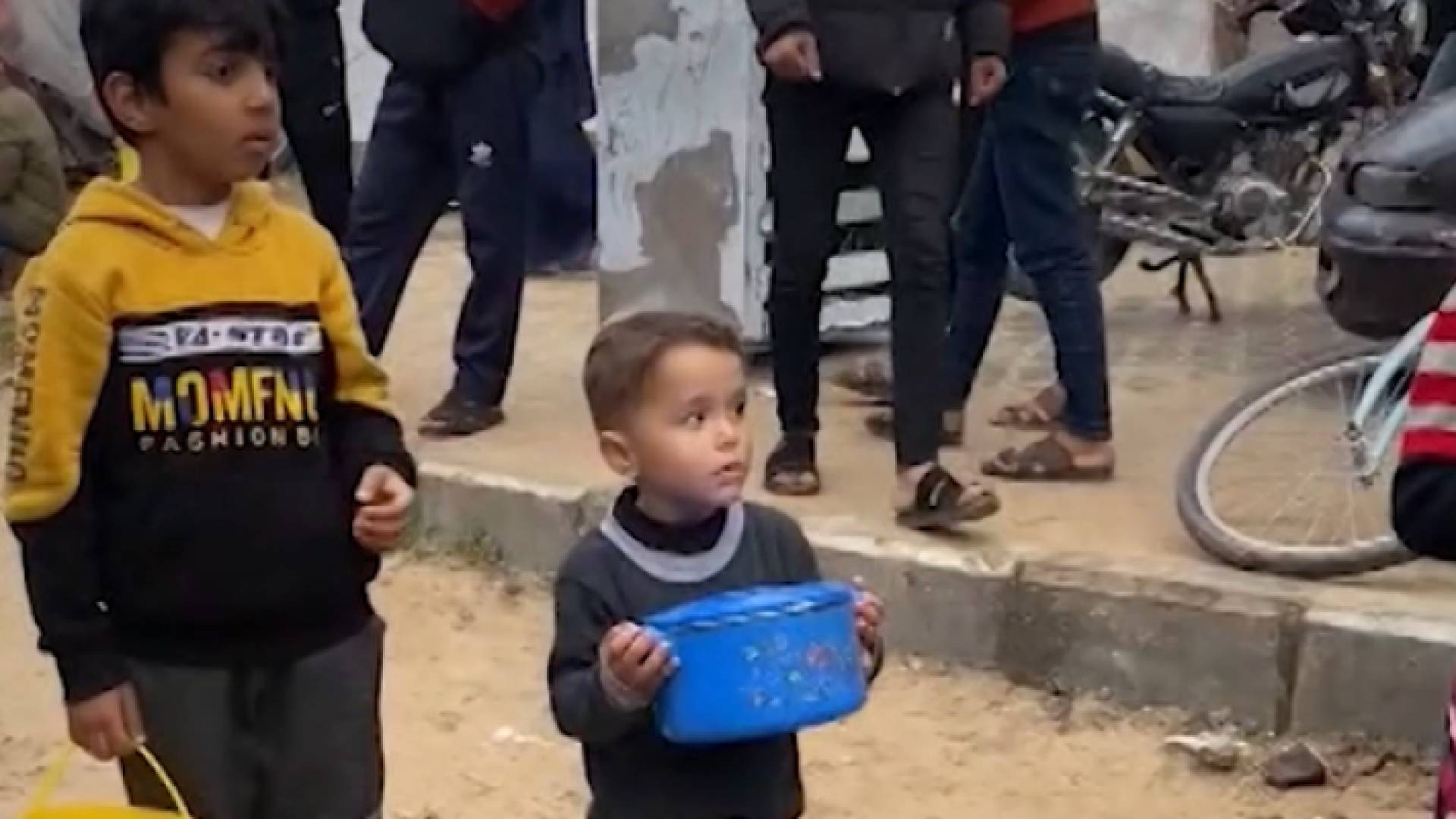 أطفال غزة يبحثون عن الطعام تحت قصف الاحتلال وبين الركام
