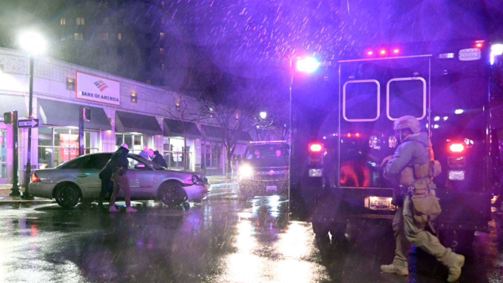 أعضاء في الخدمة السرية الأمريكية يستنفر بعد حادث التصادم - AFP