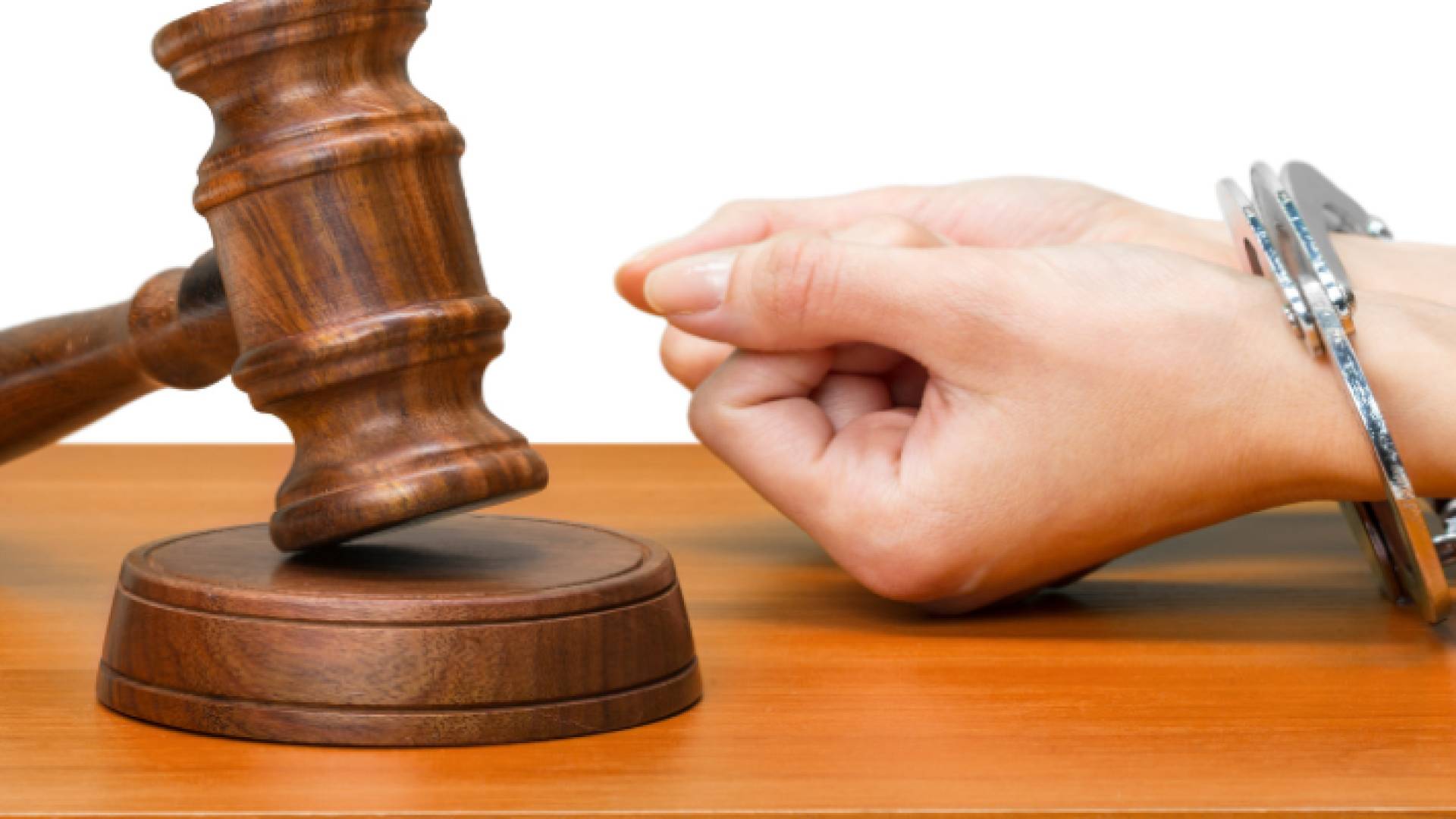 شخص مكبل اليدين ومطرقة حاكم وسندان "تعبيرية"