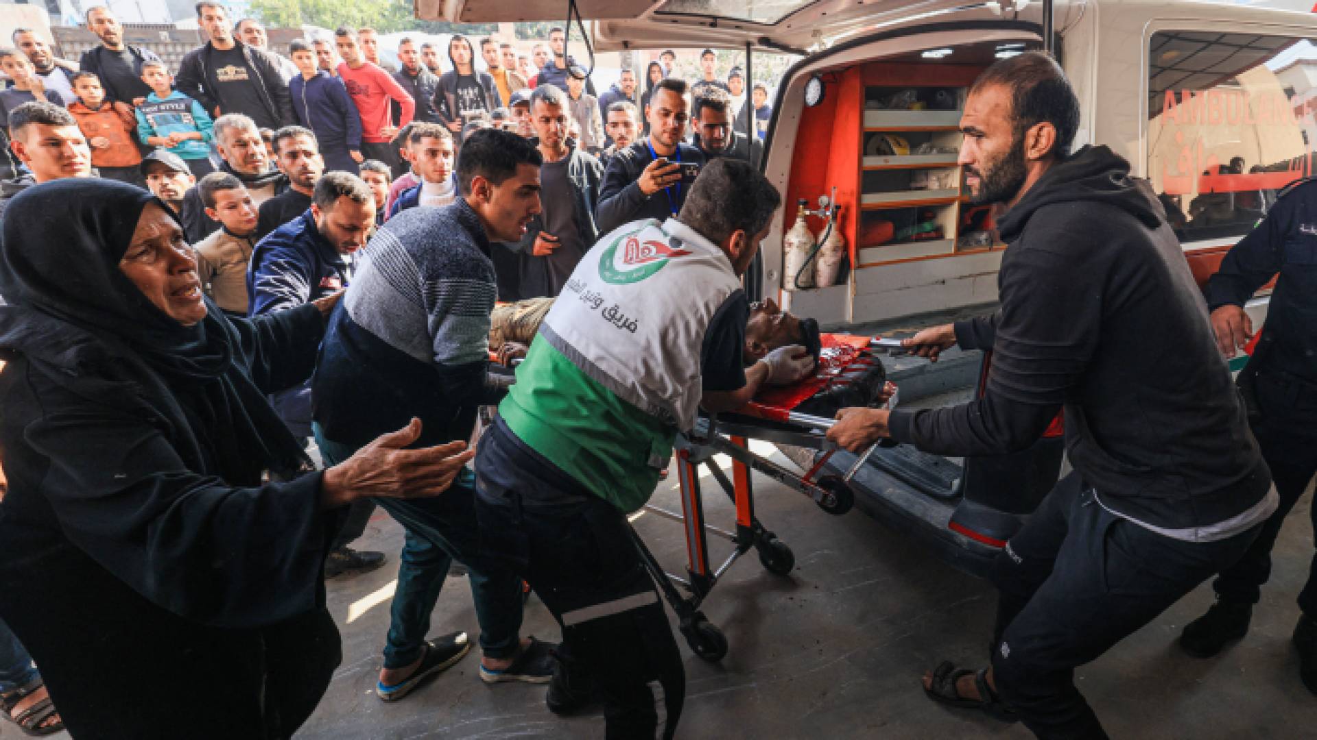 لحظة نقل فلسطينيا أصيب في قصف للاحتلال على خان يونس - AFP