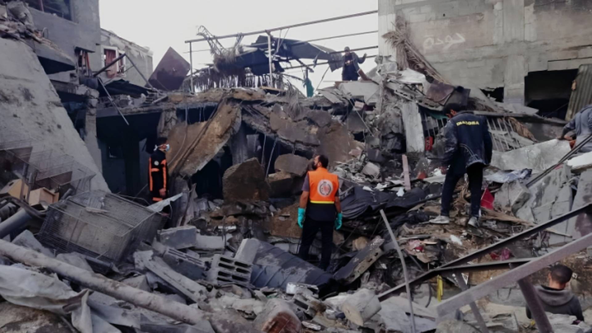 البحث عن ناجين بعد غارة جوية استهدفت منزل في غزة