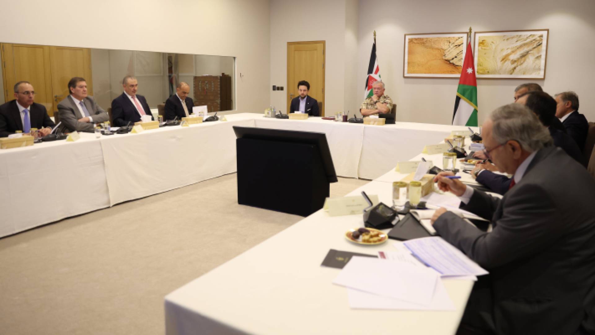 لقاء جلالة الملك وولي العهد مع معنيين في قطاع الطاقة