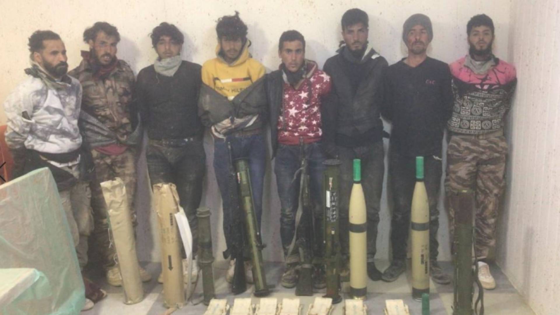 المهربون الذين جرى إلقاء القبض عليهم على الحدود الشمالية من قبل قوات حرس الحدود