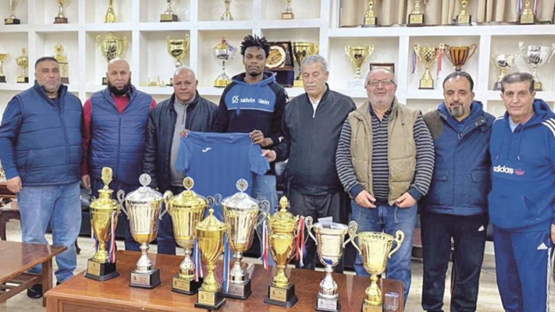 من توقيع اللاعب محمود عبدالعزيز مع شباب الحسين