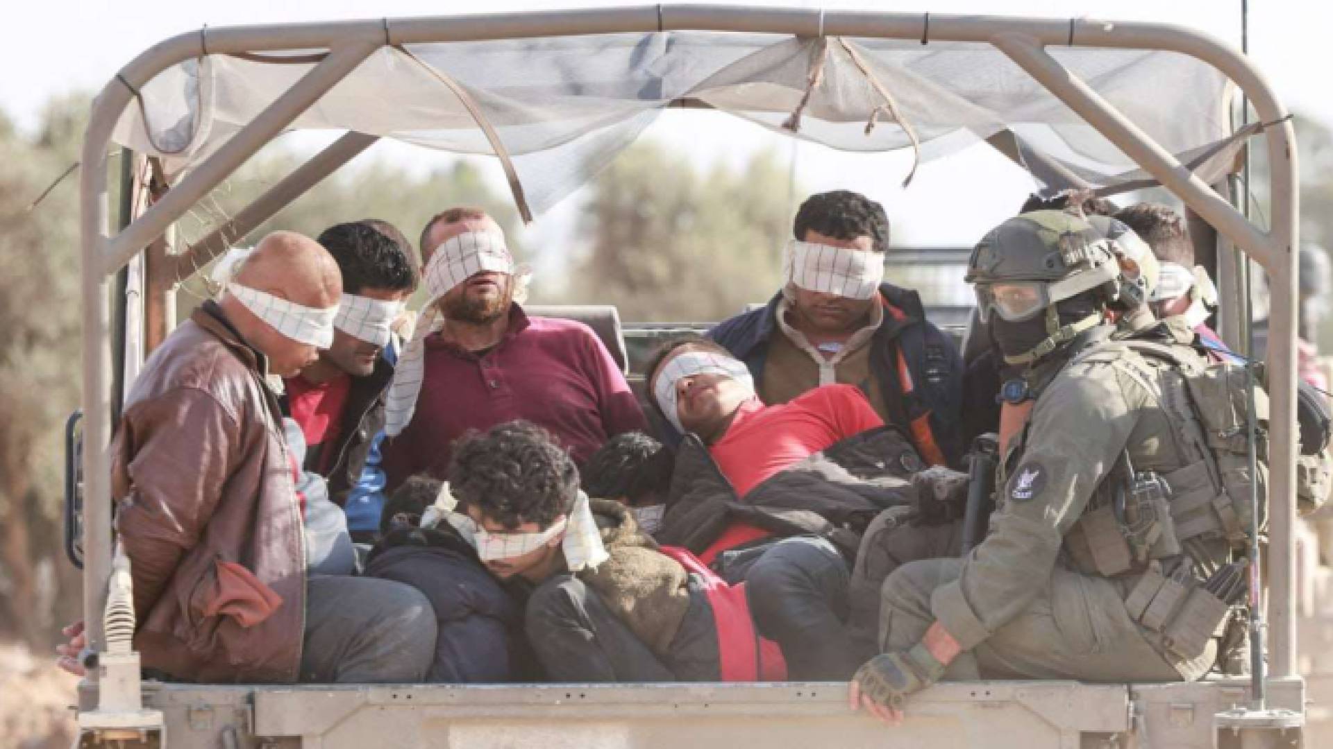 معتقلون فلسطينيون من قبل قوات الاحتلال.