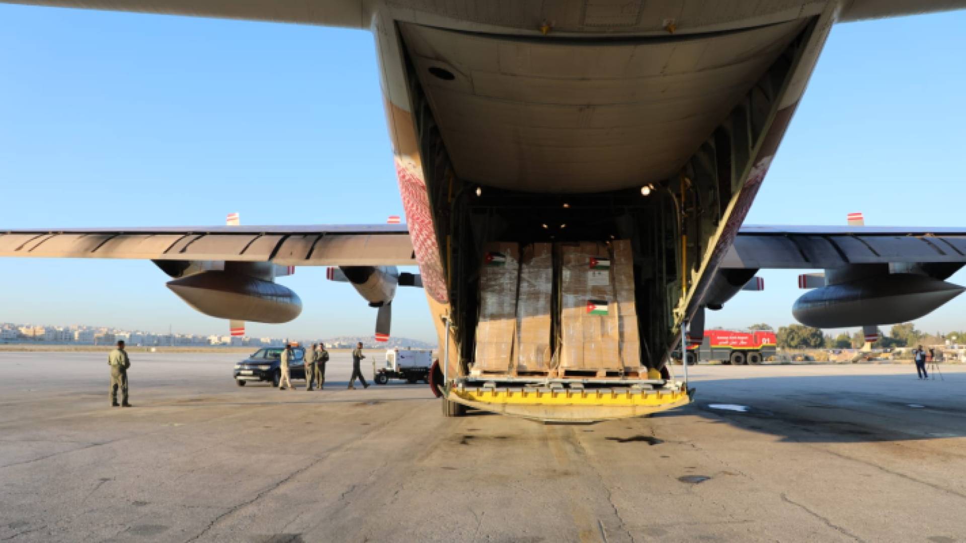 طائرة مساعدات إغاثية إلى قطاع غزة عبر معبر رفح