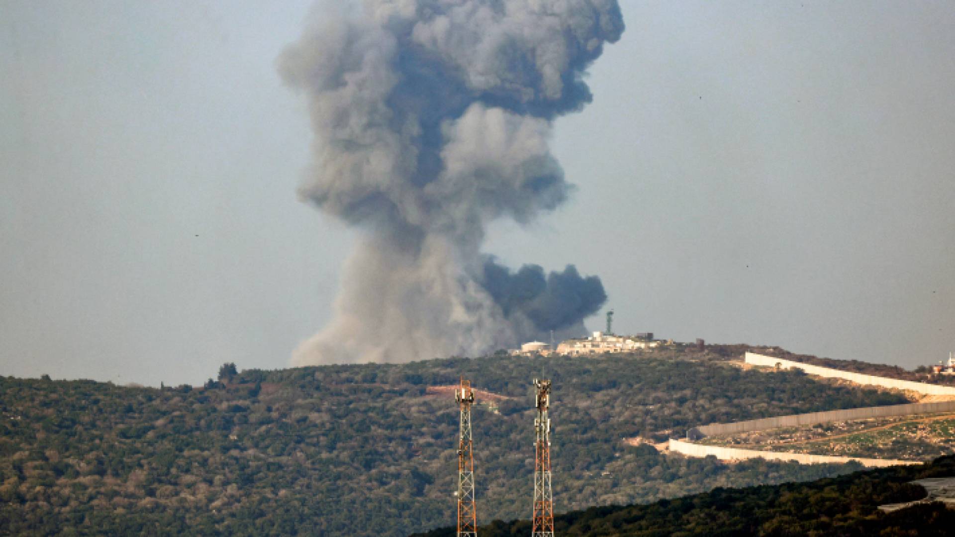 الصورة من قصف الاحتلال لمناطق على الحدود مع لبنان