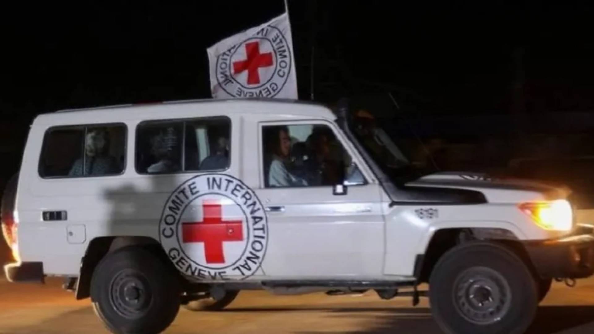 سيارة تابعة للصليب الأحمر تحمل محتجزين