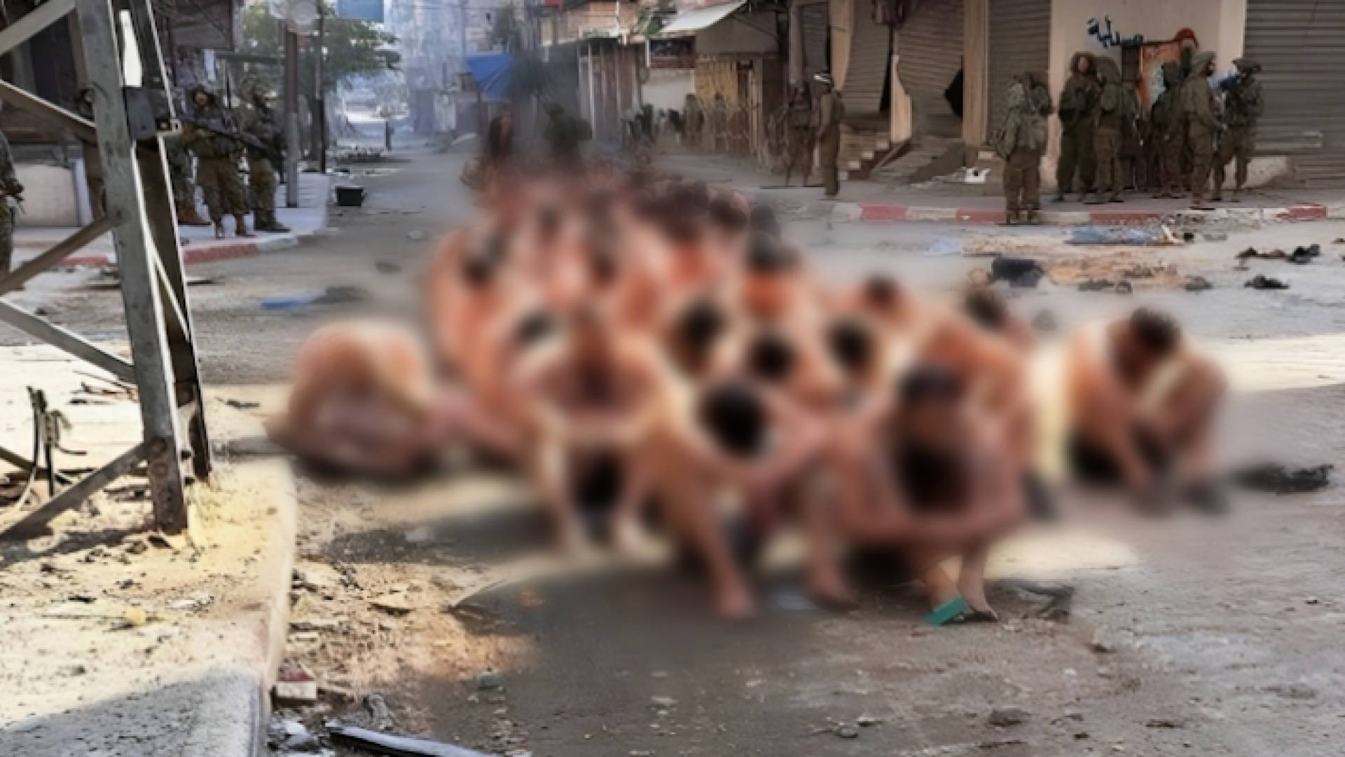 تعرية معتقلين فلسطينيين في غزة