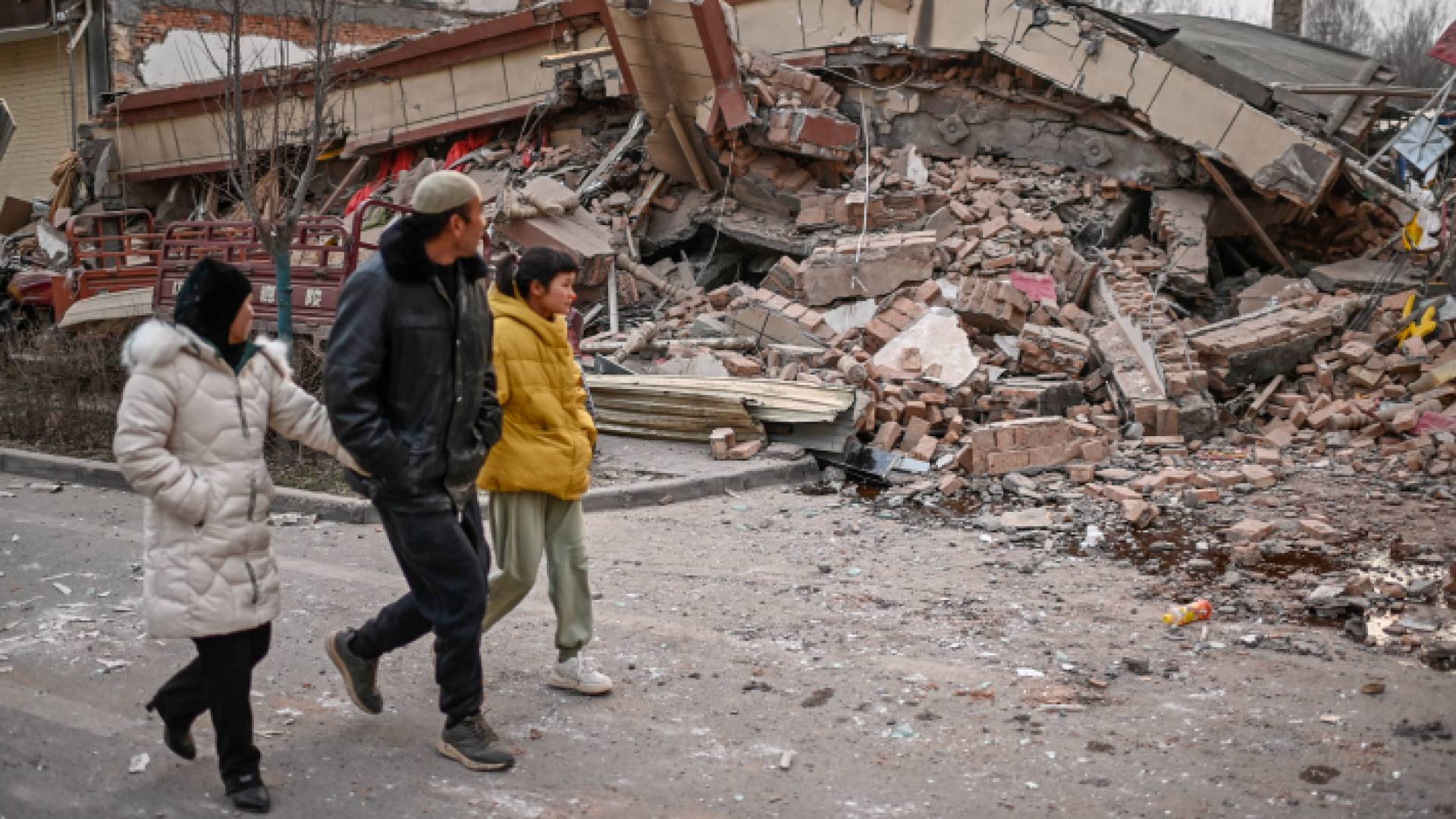 جانب من الدمار الذي خلفه زلزال قانسو في الصين أمس.