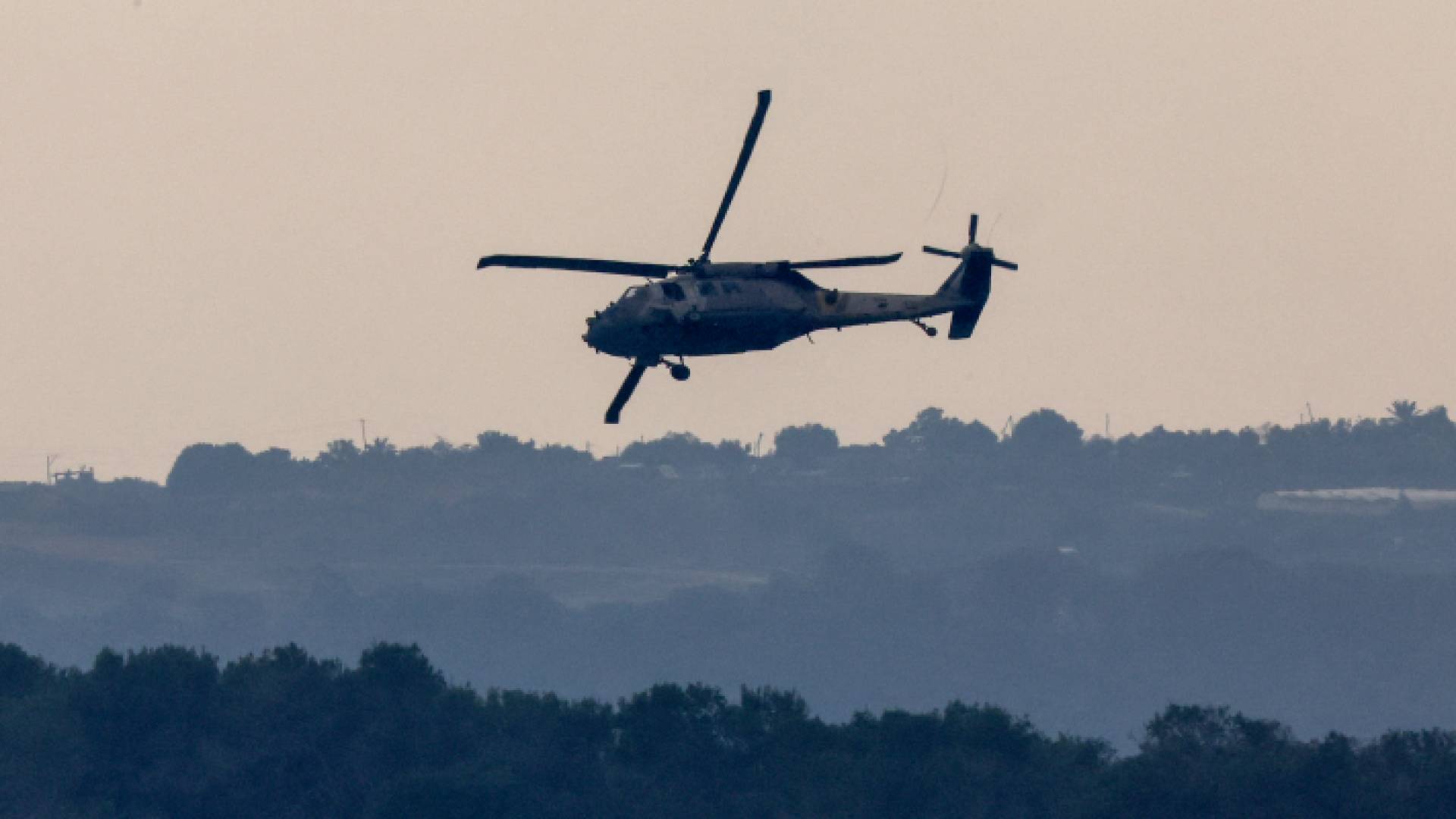 مروحية عسكرية للاحتلال تحلق فوق شمال غزة - أرشيفية