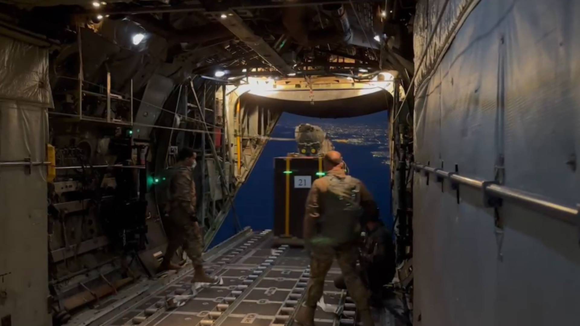 الصورة من عملية الإنزال الجوي