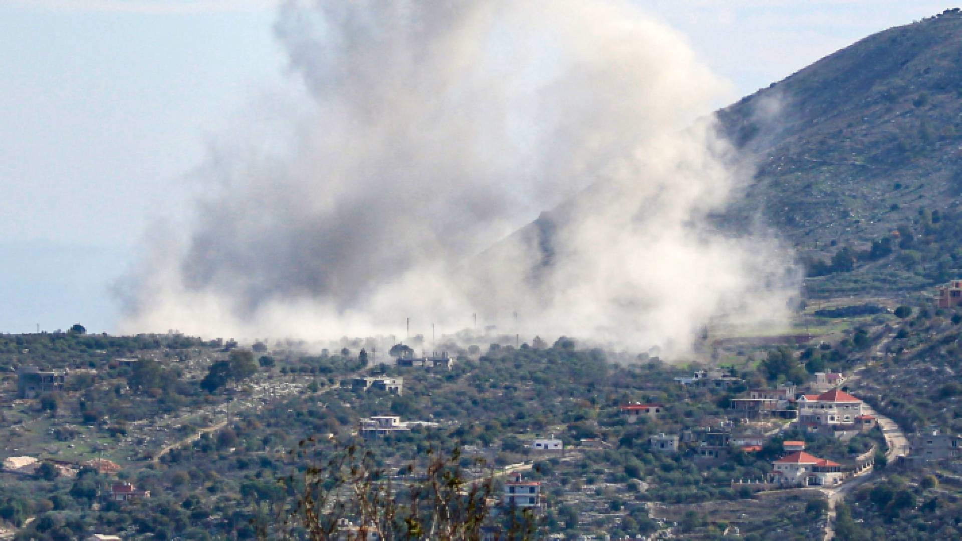 قوات الاحتلال تستهدف مكانا قريبا من تشييع جثمان الشهيد حسن ابراهيم