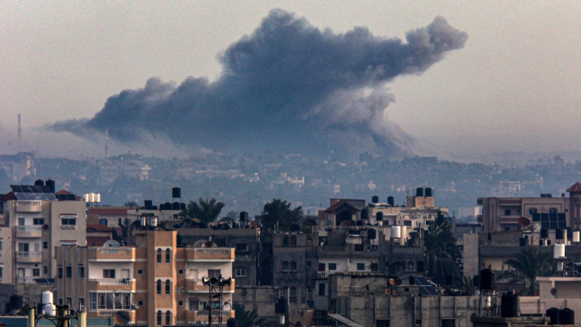 قصف الاحتلال الإسرائيلي لمدينة خان يونس- AFP