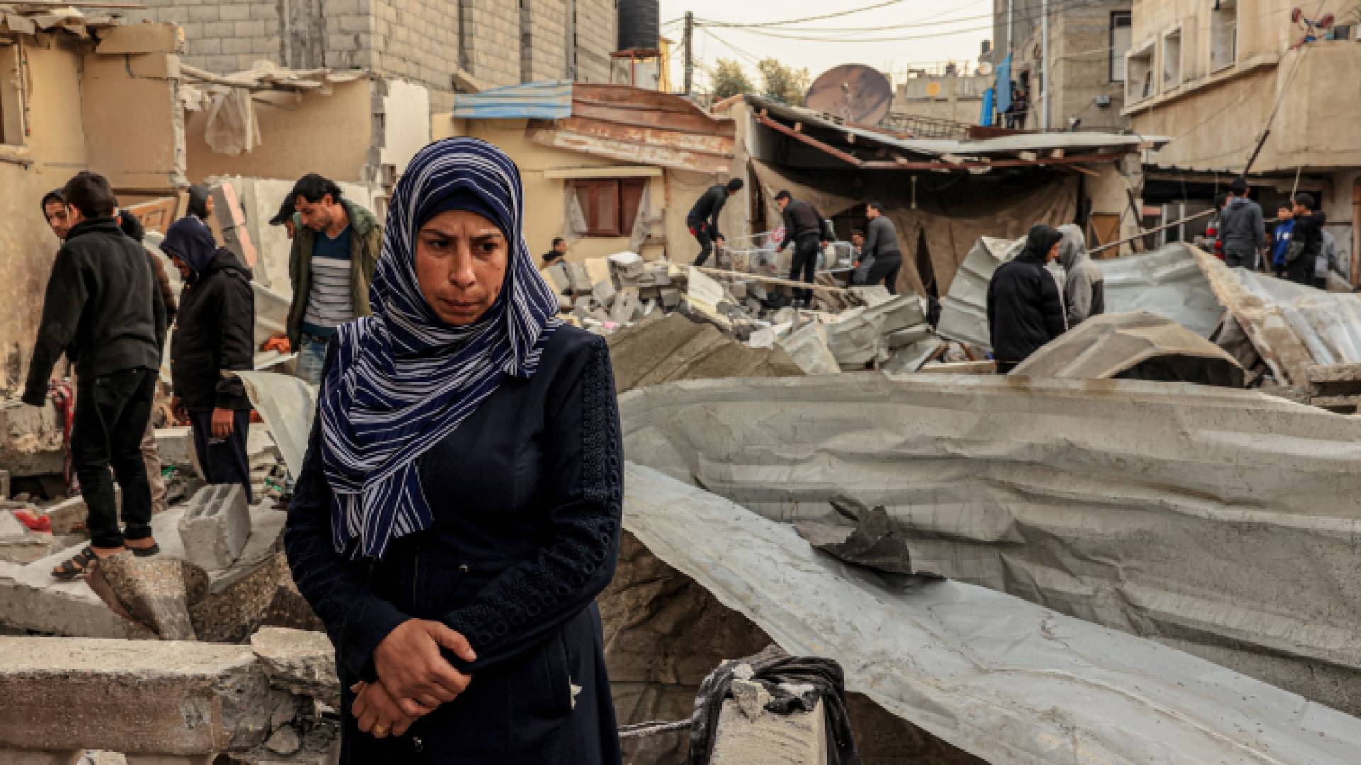 سيدة فلسطينية عقب الدمار في غزة