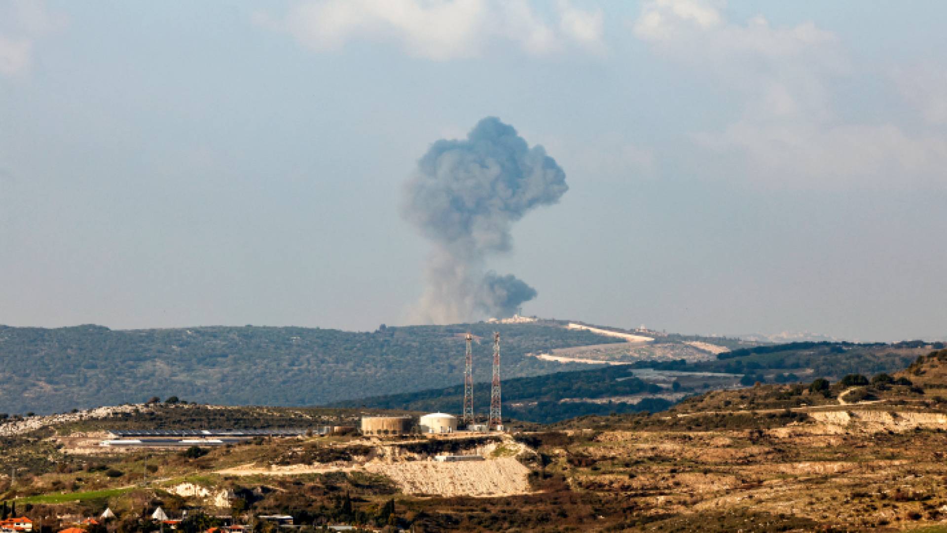 قوات الاحتلال تستهدف المناطق اللبنانية الجنوبية