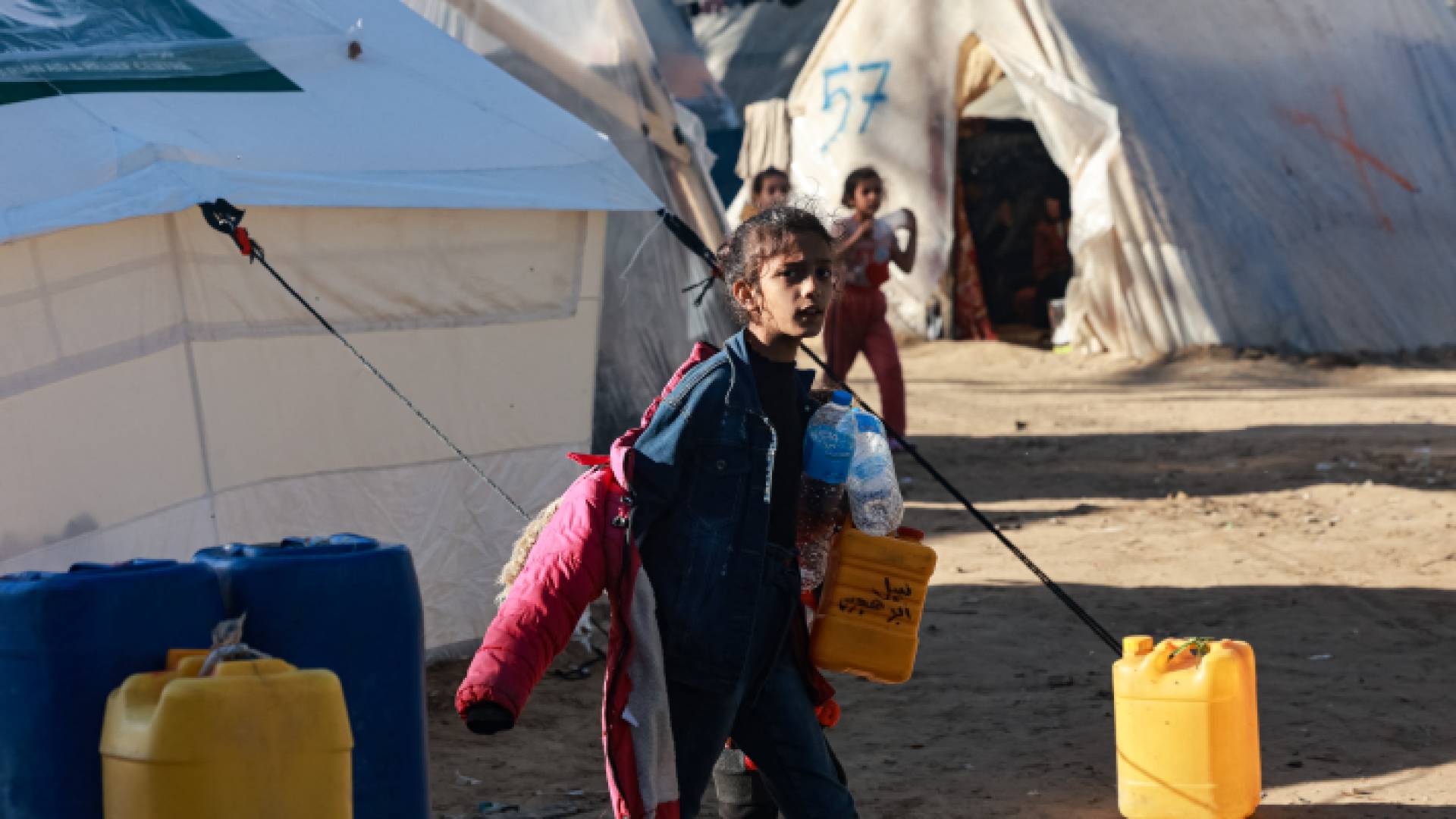 طفلة فلسطينية تقيم مع عائلتها التي نزحت داخل خيمة في قطاع غزة