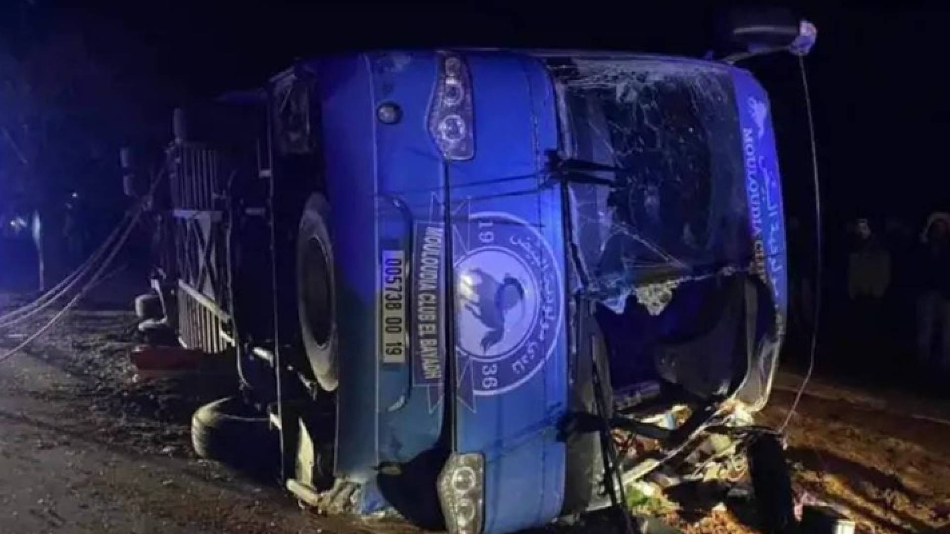 حافلة نادي مولودية البيض بعد حادث الانقلاب