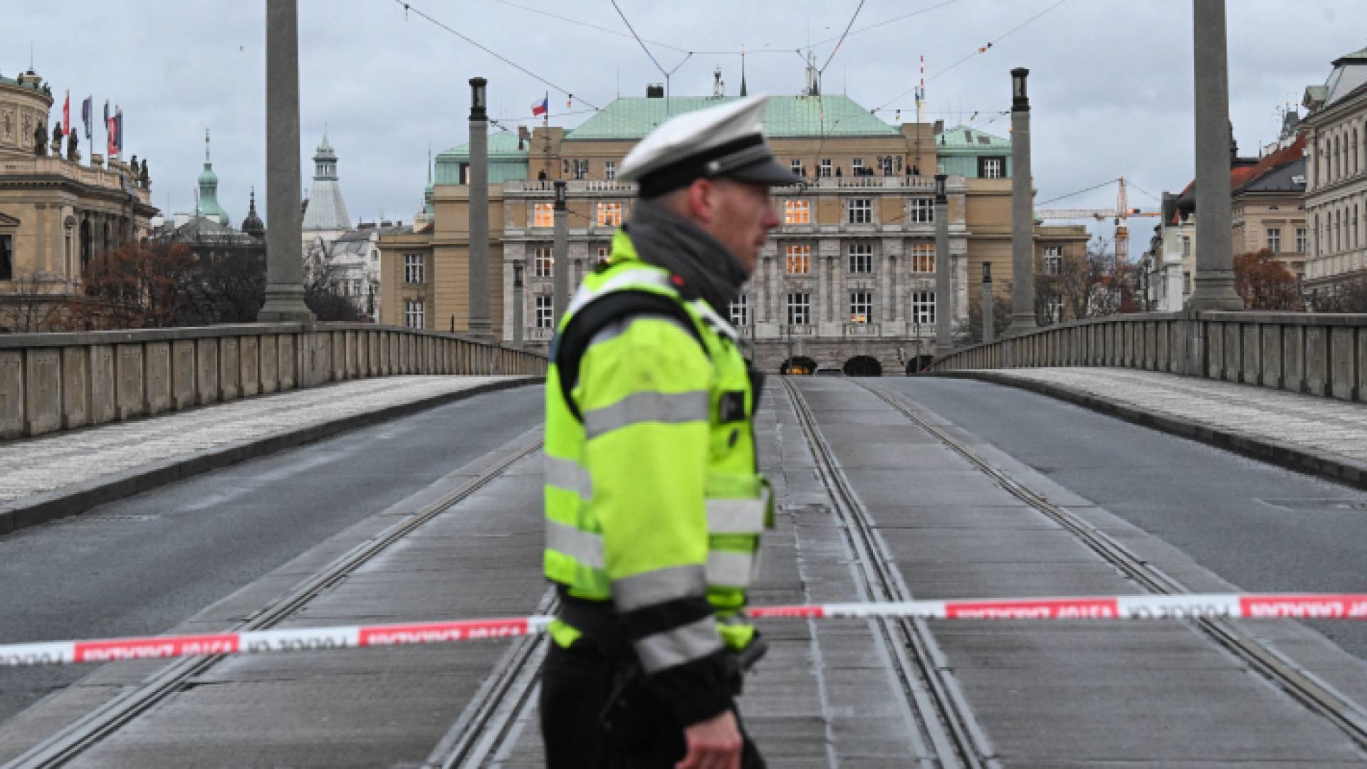 ضابط شرطة يطوق منطقة قريبة من جامعة تشارلز بوسط براغ - AFP