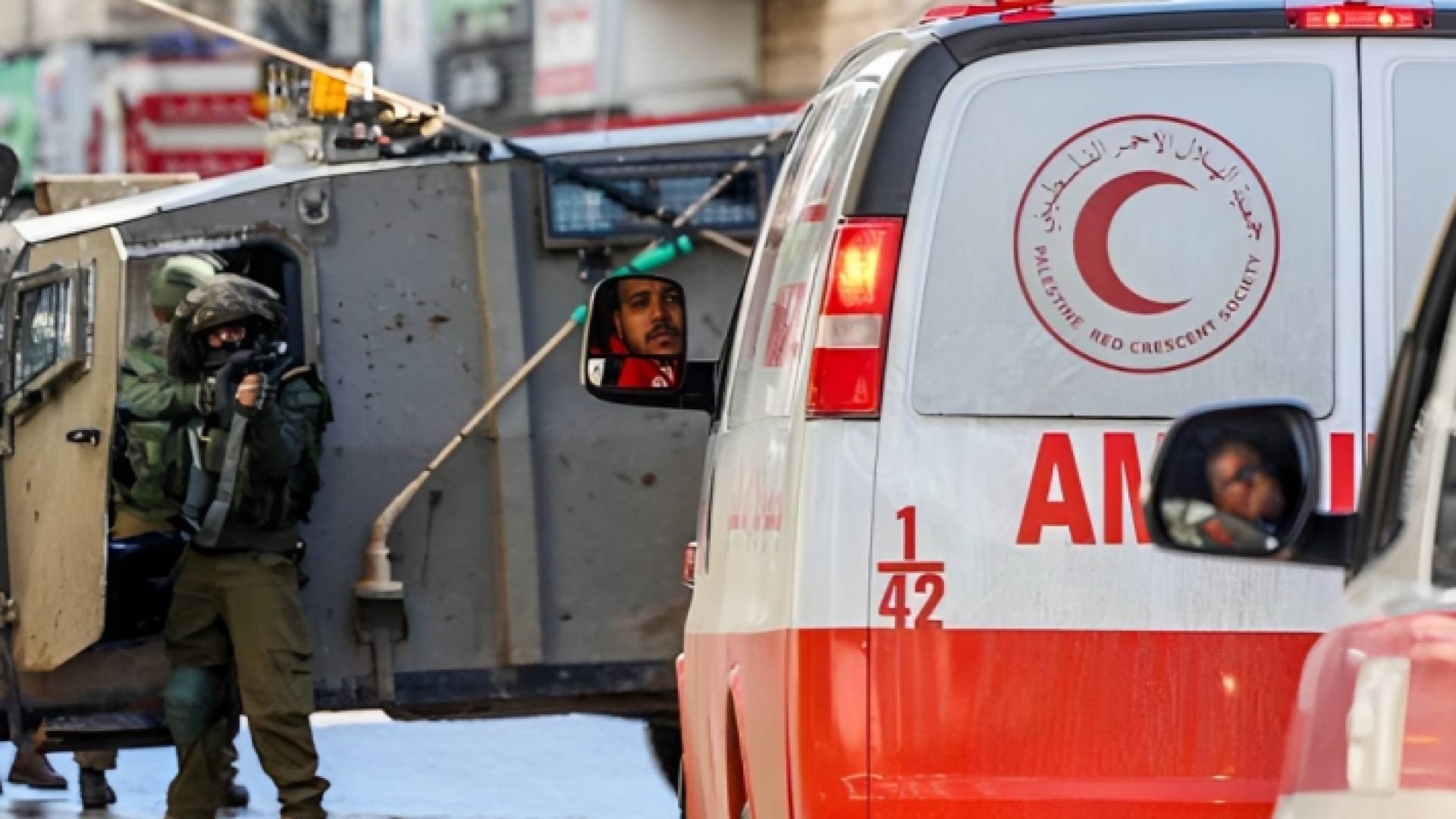 قوات الاحتلال تعتقل العاملين في مركز اسعاف جباليا