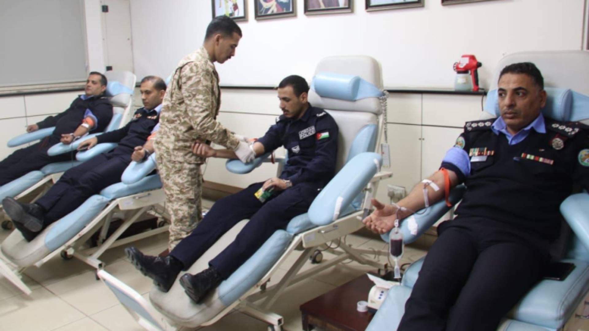 منتسبو الأمن العام يتبرعون الدم
