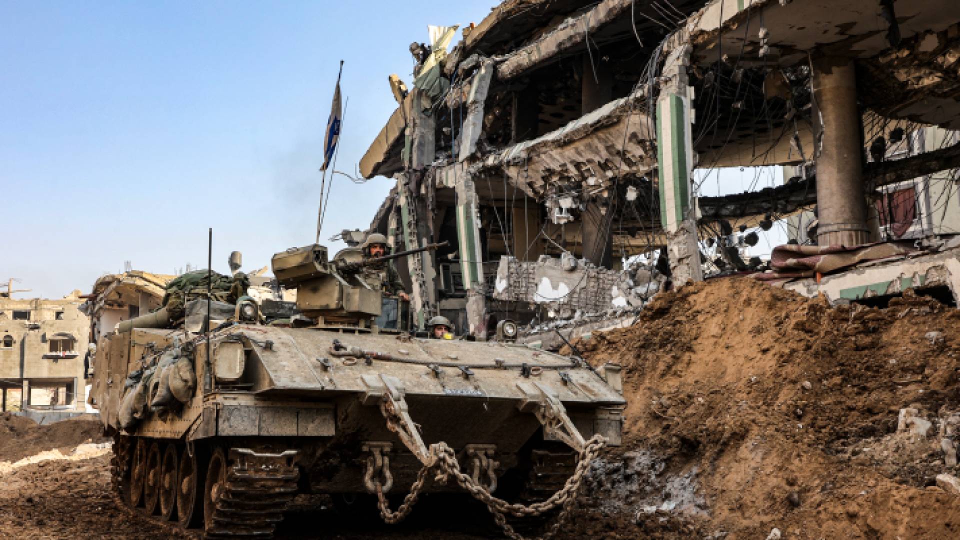 دبابة للاحتلال الإسرائيلي في شمال قطاع غزة