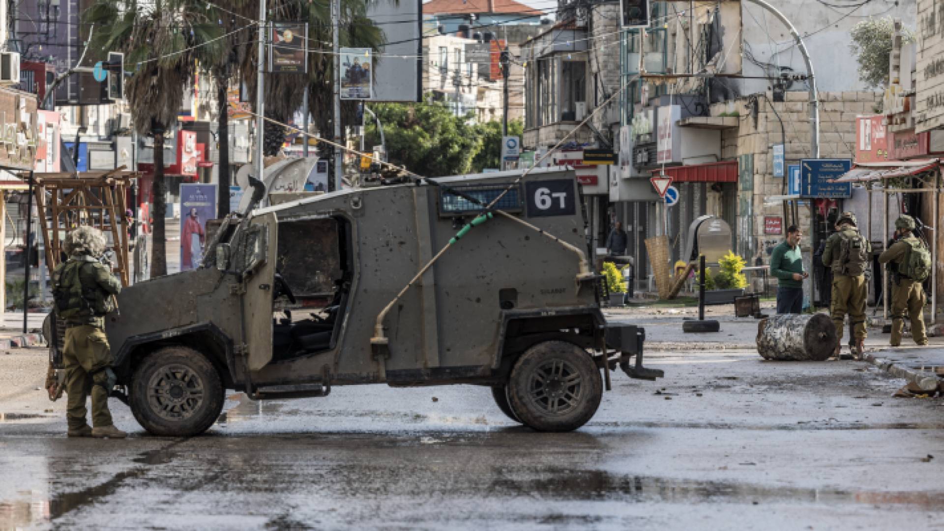 صورة أرشيفية لجنود من الاحتلال قرب مدخل مخيم جنين - AFP