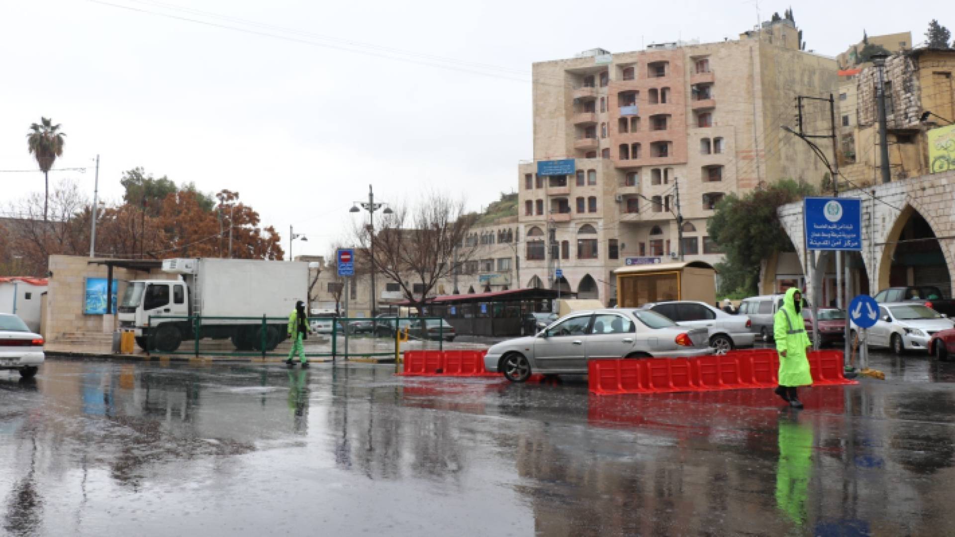 الأمانة تستخدم "مصدات مائية"