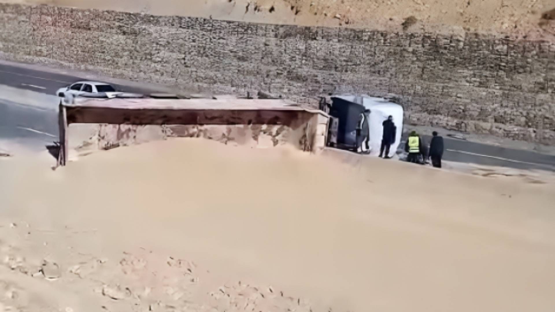 لقطة من انقلاب شاحنة على طريق النقب