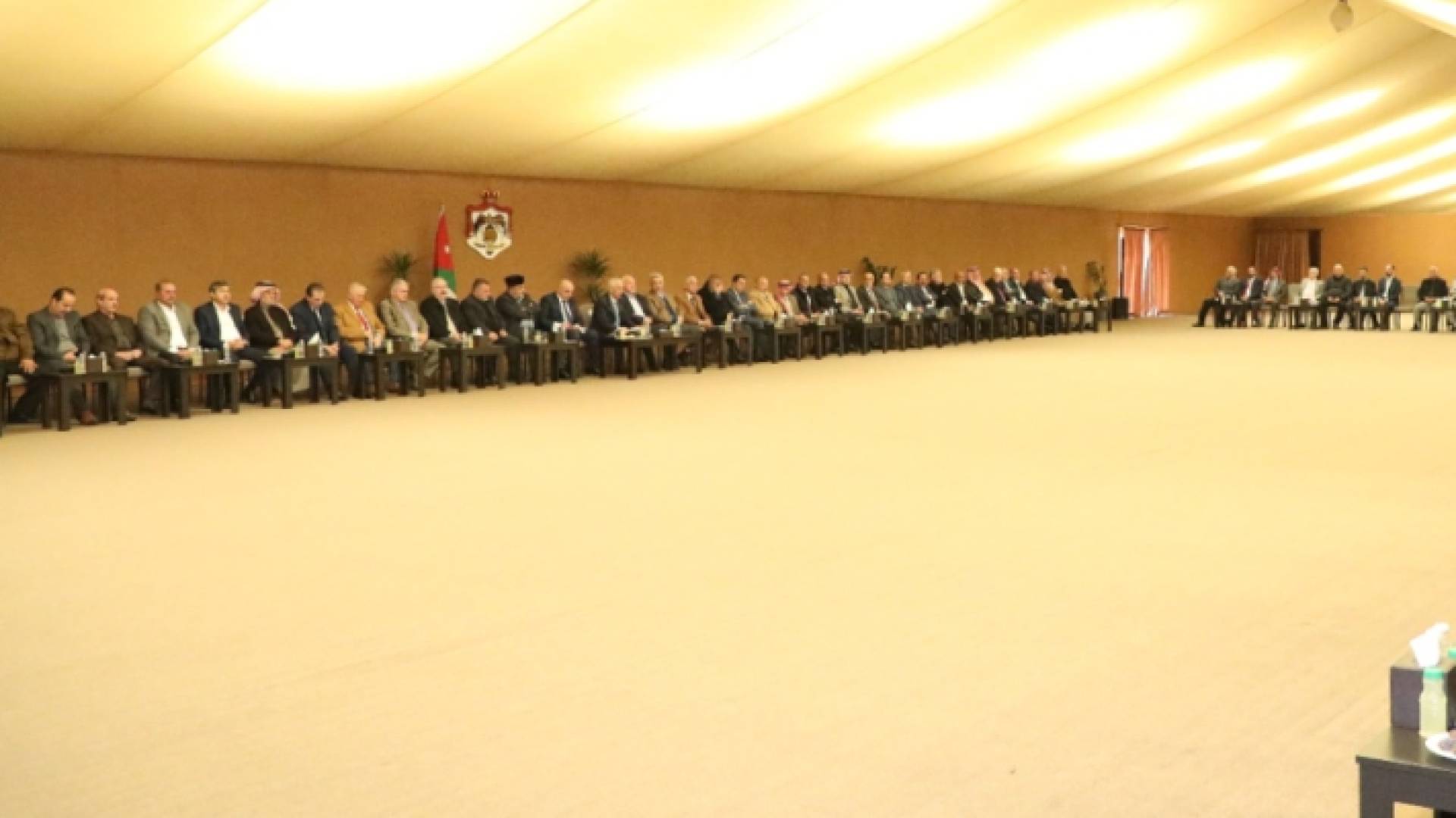 جانب من لقاء رئيس الديوان الملكي يوسف العيسوي مع شيوخ ووجهاء من أبناء عشائر الخليل