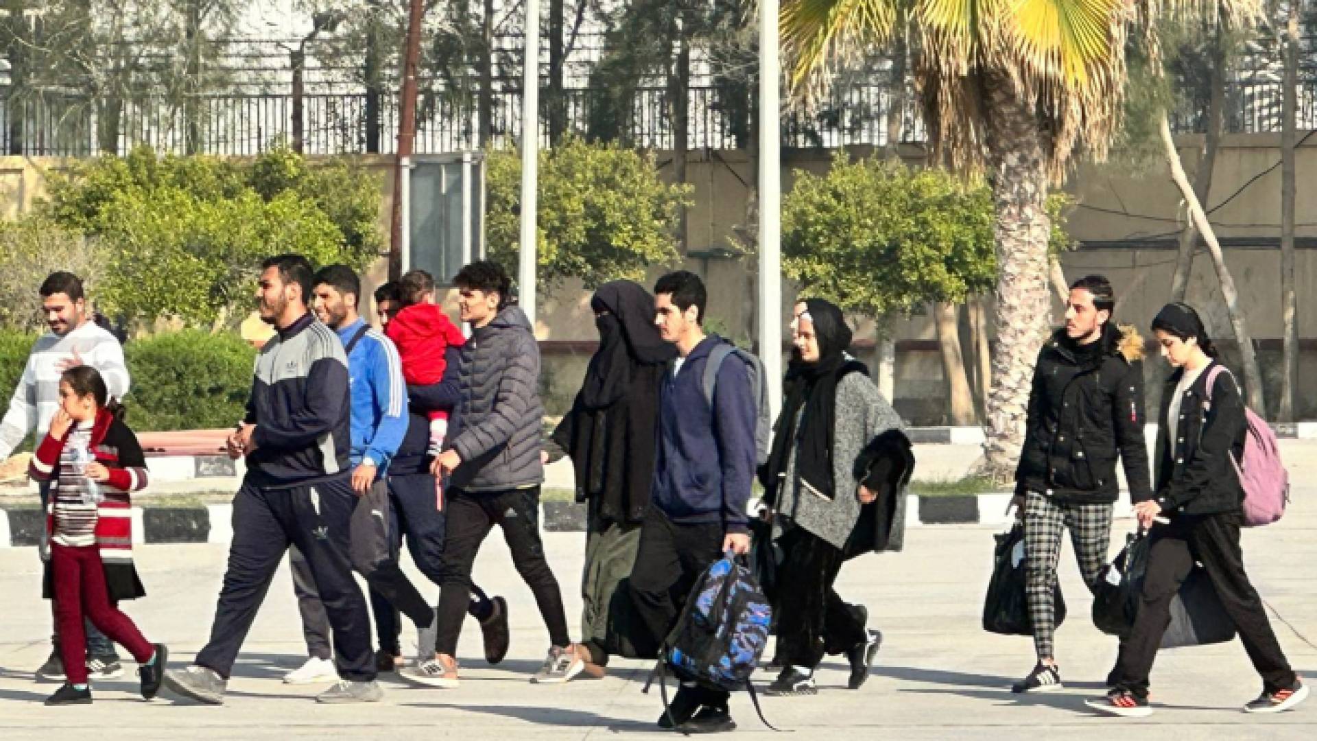 مسافرون من قطاع غزة إلى الجانب المصري من معبر رفح - AFP