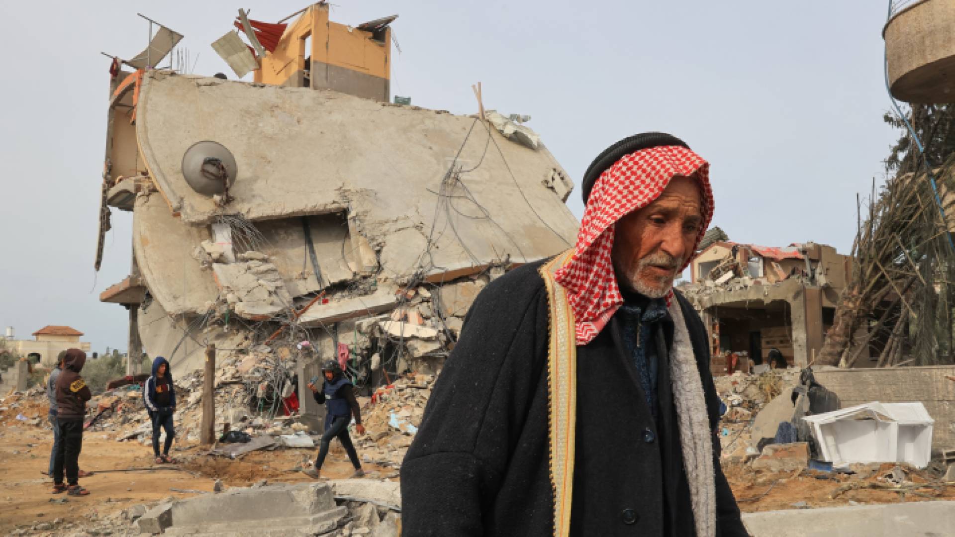 مسن فلسطيني في أعقاب قصف للاحتلال على خان يونس في جنوب قطاع غزة - AFP